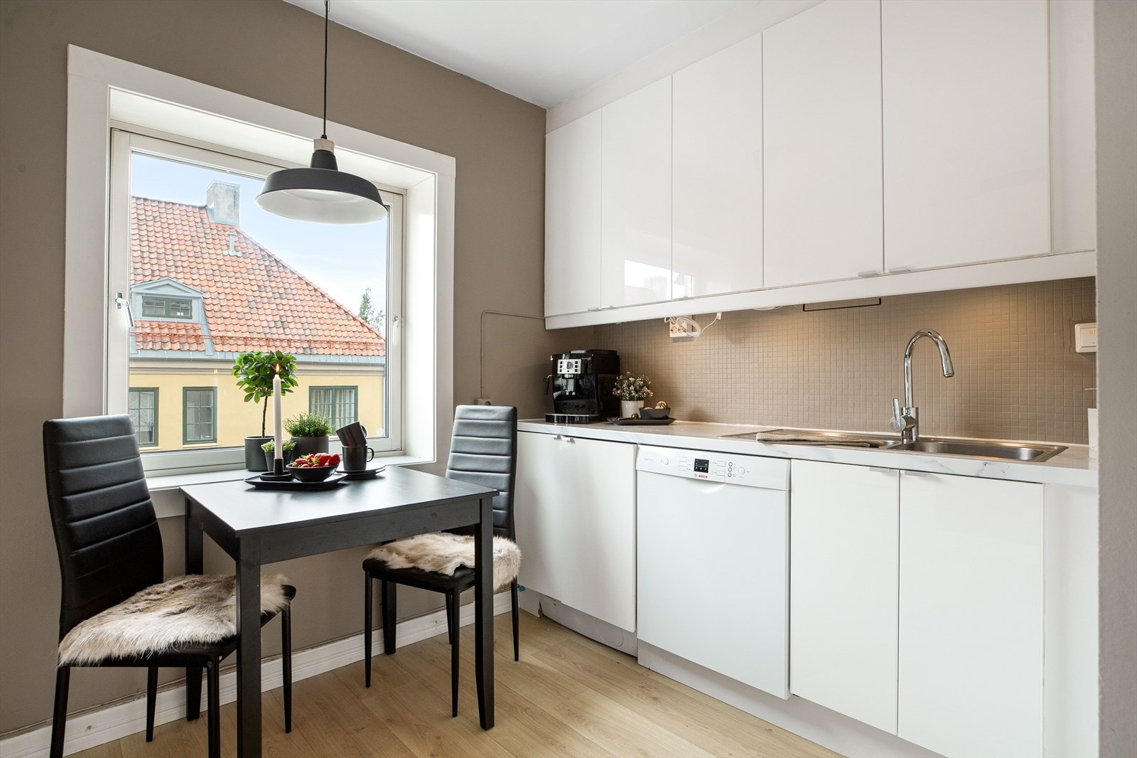 Det er på 8,5 kvm. Kjøkkenet er velutstyrt og har integrerte hvitevarer som stekeovn, platetopp, oppvaskmaskin og ventilator. Galleribilde