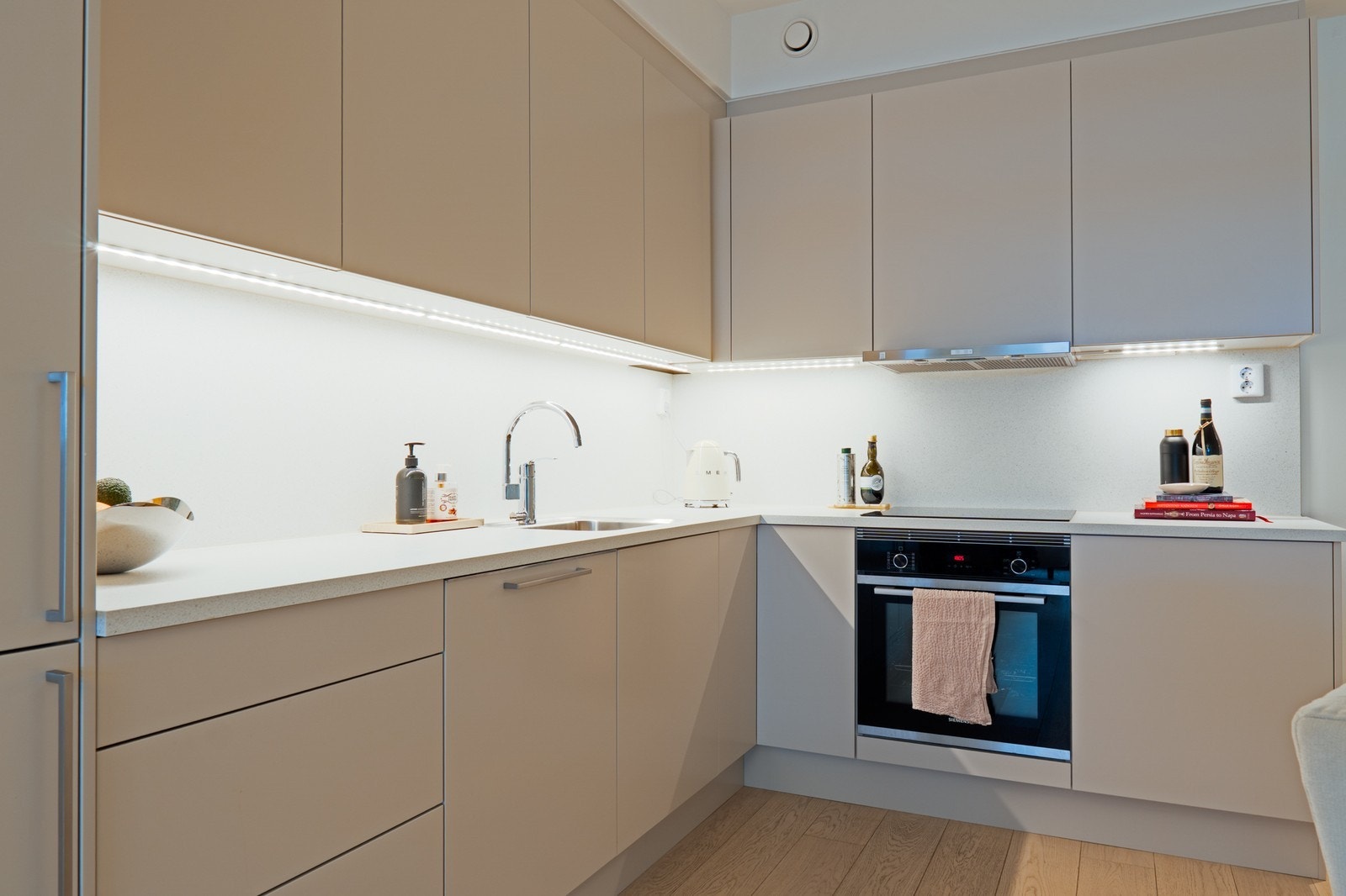 Moderne kjøkken med integrerte hvitevarer og stilrent design. Galleribilde