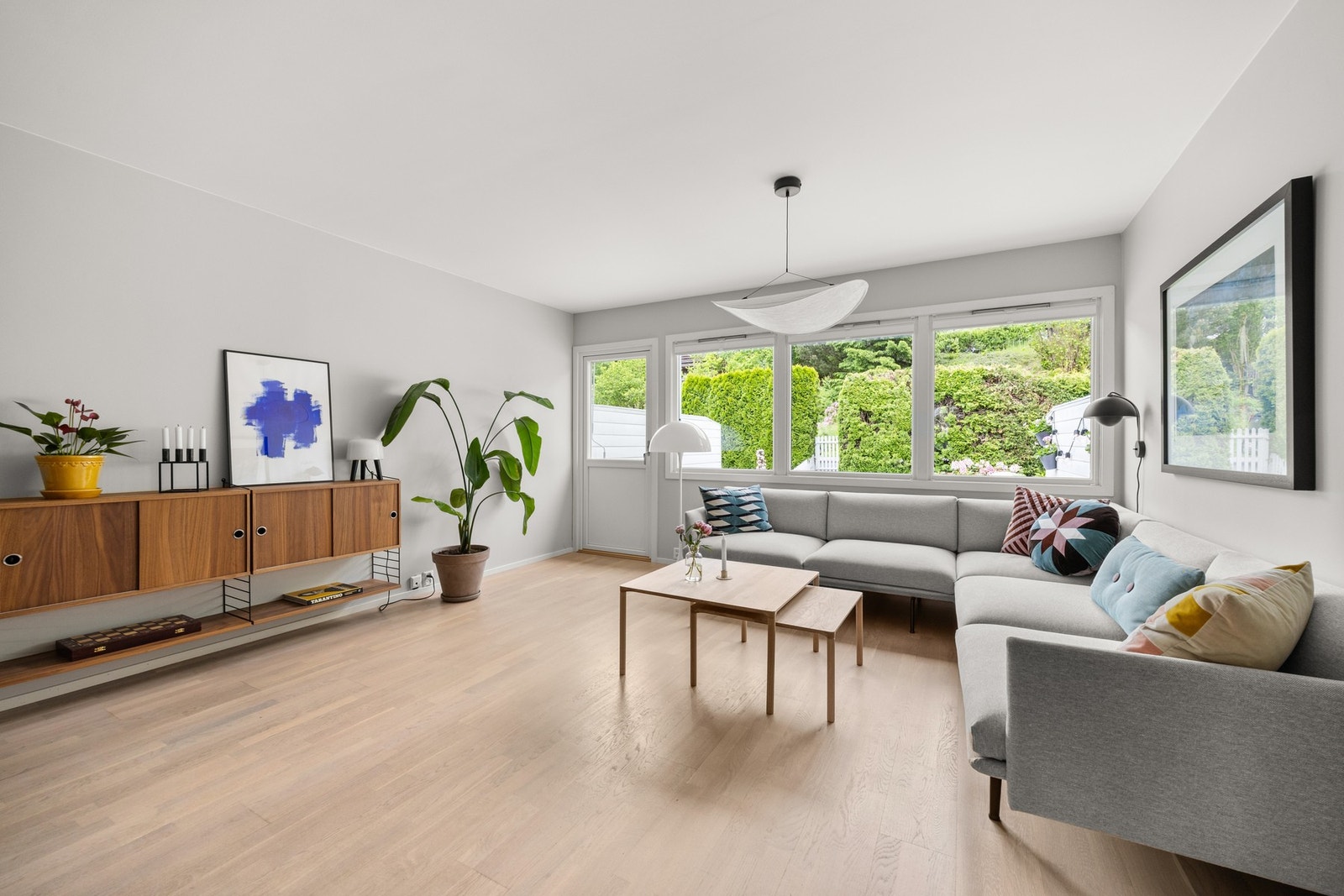 Stuen har god plass til ønsket innredning, som sofa, tv-benk m.m. Galleribilde