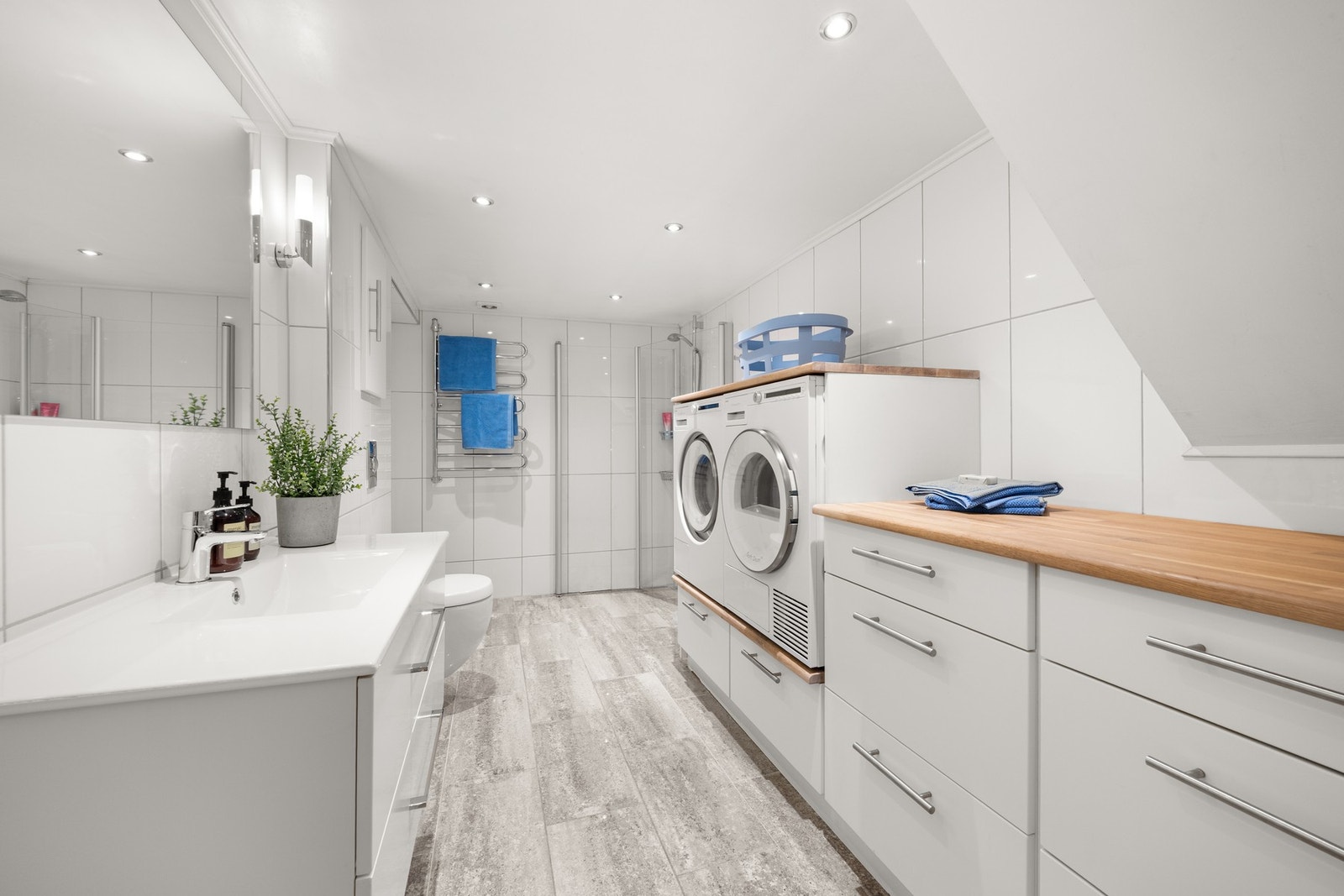 Her er det også et praktisk bad med opplegg for både tørketrommel og vaskemaskin i underetasjen. Galleribilde