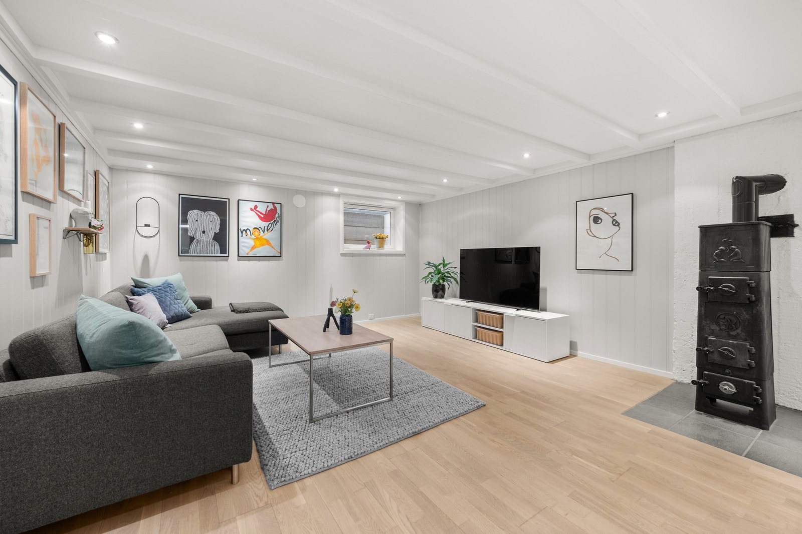 Rom innredet og benyttet som kjellerstue. Galleribilde