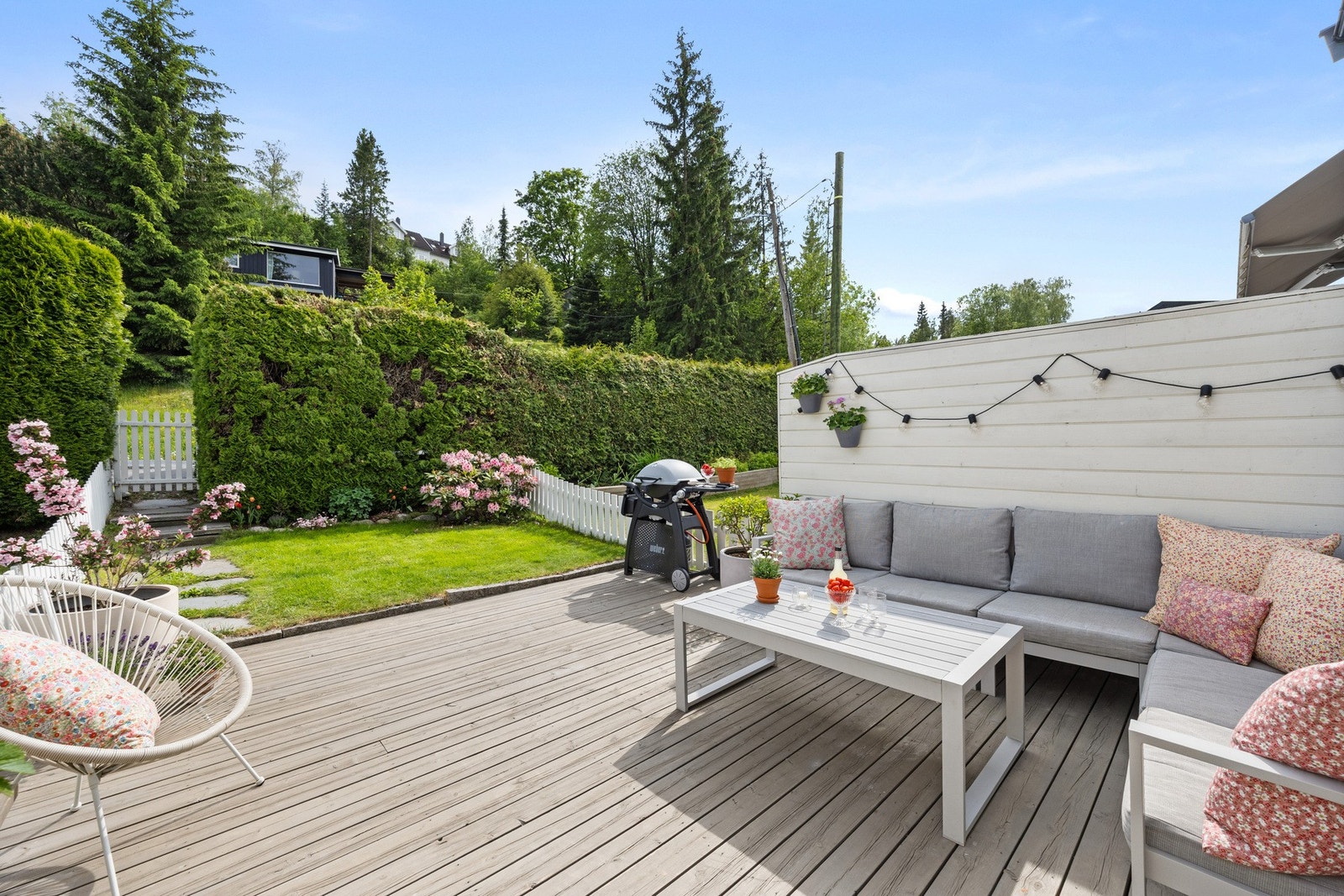 Dette er et velholdt og moderne rekkehus med svært attraktiv beliggenhet i et barnevennlig og etablert boligområde. Galleribilde