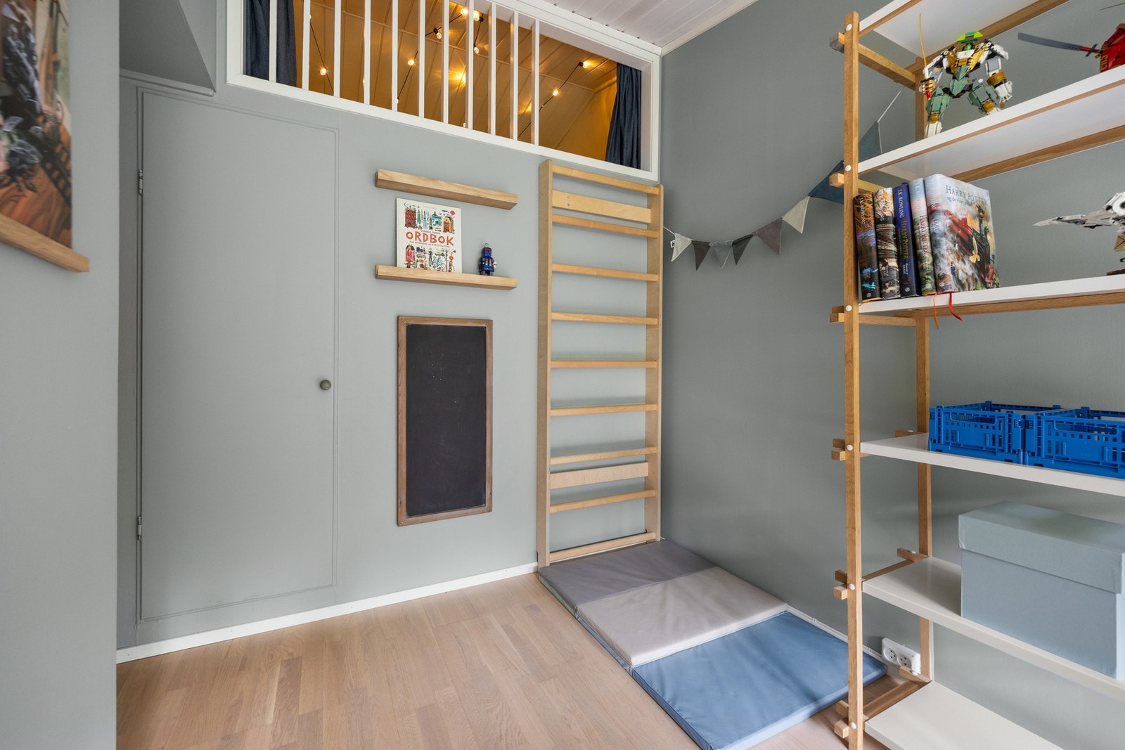 Soverommet har en hems med ferdig oppredd seng Galleribilde