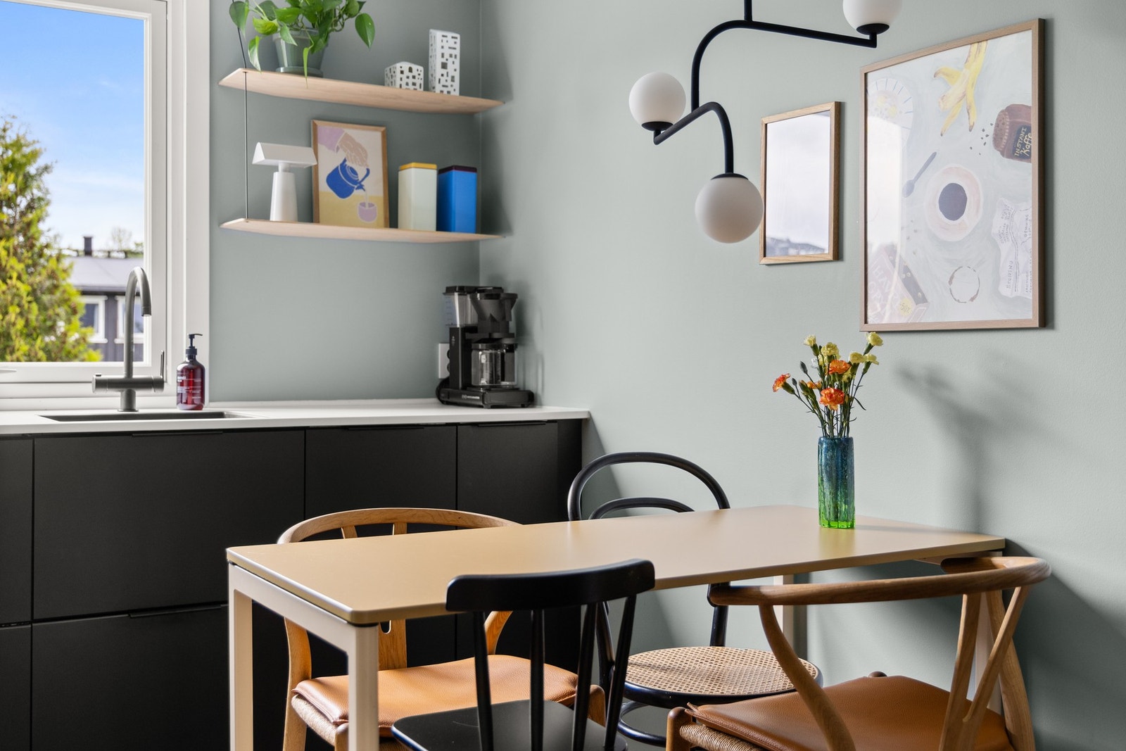 Kjøkkenet har plass til en egen spisegruppe. Galleribilde