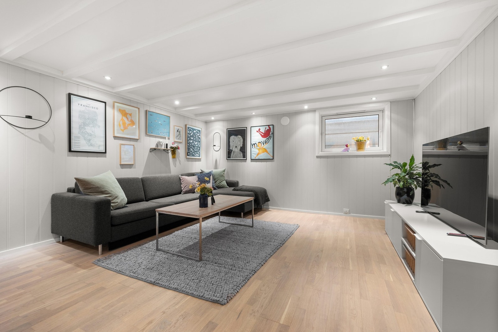 Rom innredet og benyttet som kjellerstue. Galleribilde