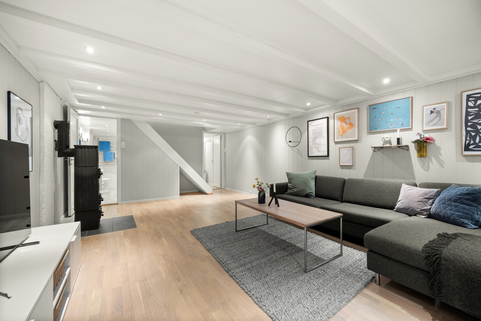 Rom innredet og benyttet som kjellerstue. Galleribilde