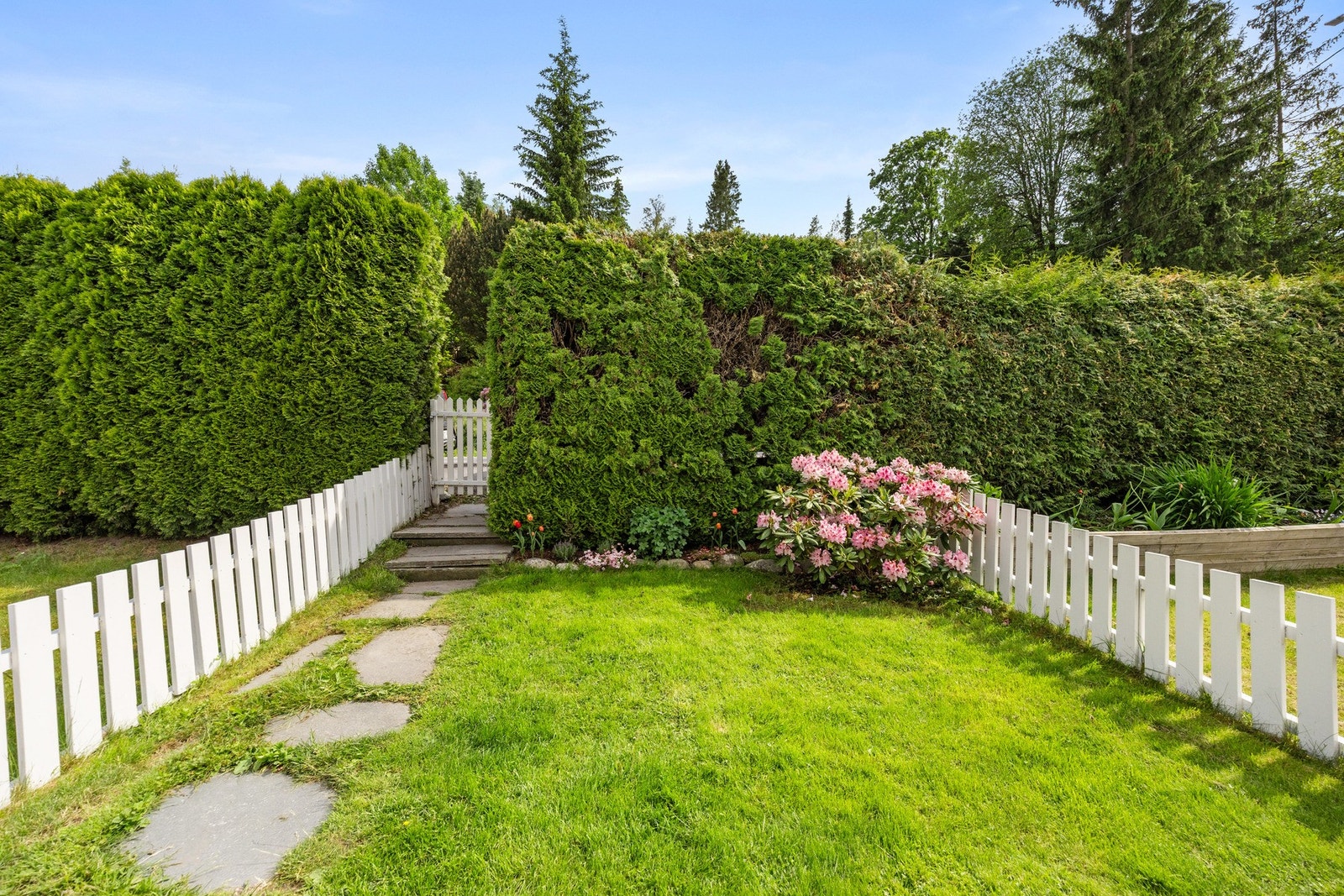 Fra terrassen har du tilgang til en frodig og hyggelig hage. Galleribilde