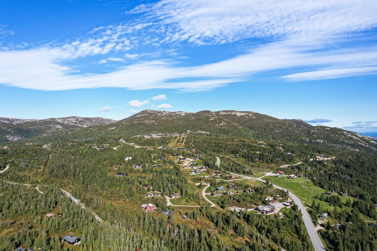 På vinteren har området oppkjørte skiløyper og Skisenteret tilbyr to heiser og fem nedfarter - her er det terrengpark, barnebakke og lysløype. Lifjell Skisenter ligger ikke langt unna hytta. Galleribilde