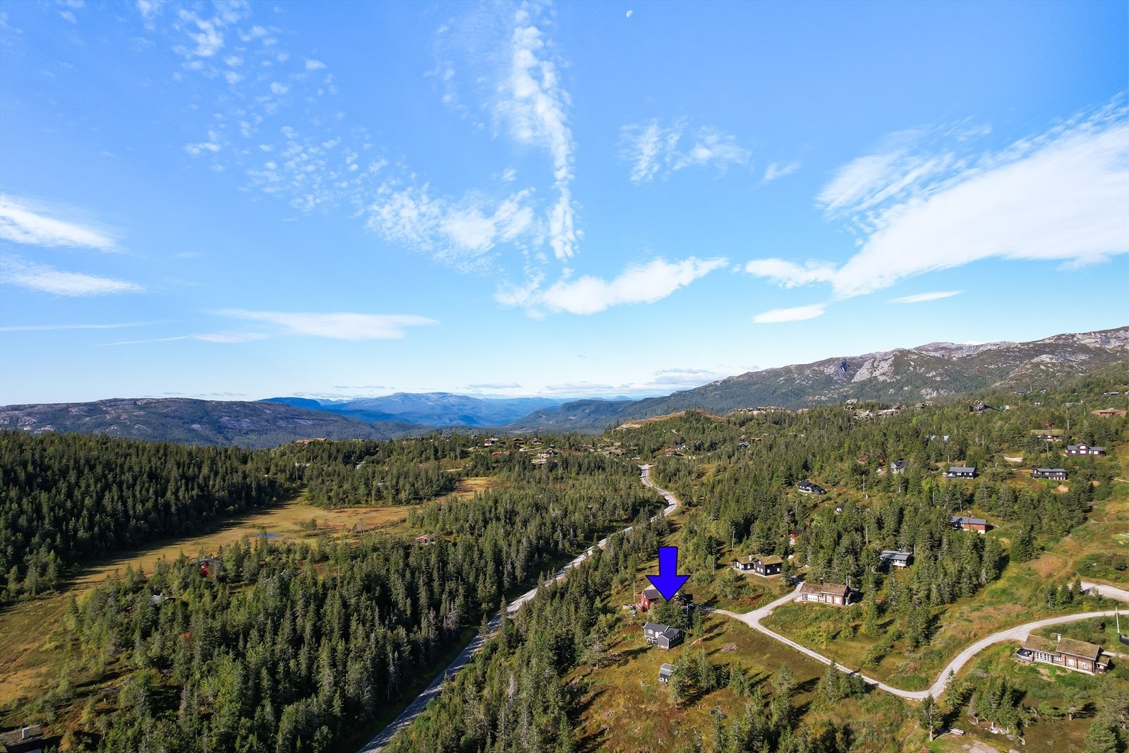 Eiendommen ligger fint og solrikt til på stedet "Behabu" på Lifjell, med nærhet til langrennsløyper, Lifjell Skisenter, Vinterland, Lifjellstua mm. Galleribilde