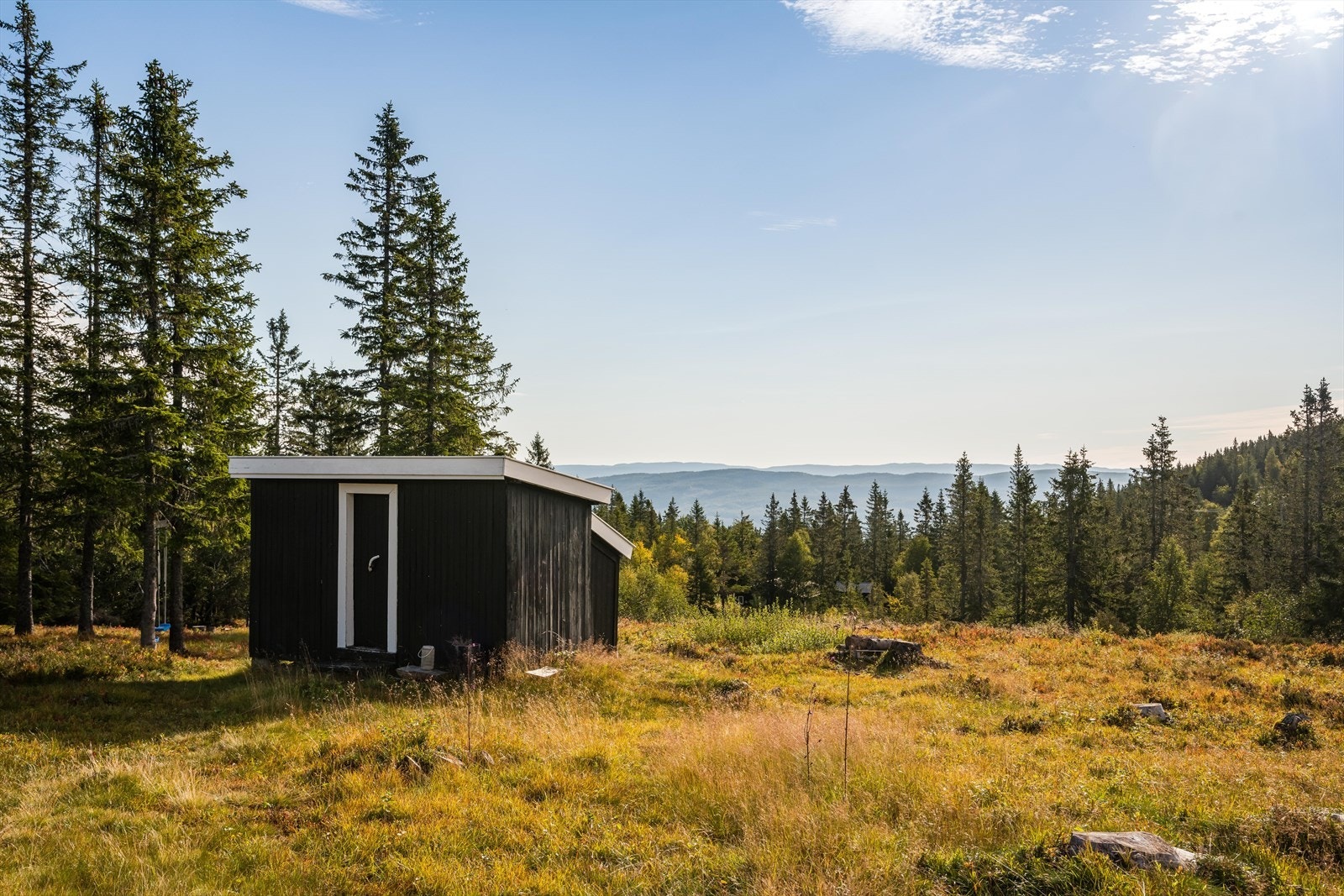Det medfølger på tomten i tillegg et uthus med plass til oppbevaring. Galleribilde