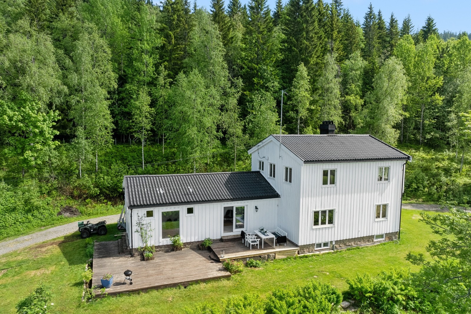 Med Oslo en times kjøretur unna, Gardermoen 37 minutter unna, og Råholt kun 30 minutter unna, er det også gode forbindelser til større byer og tjenester. Galleribilde