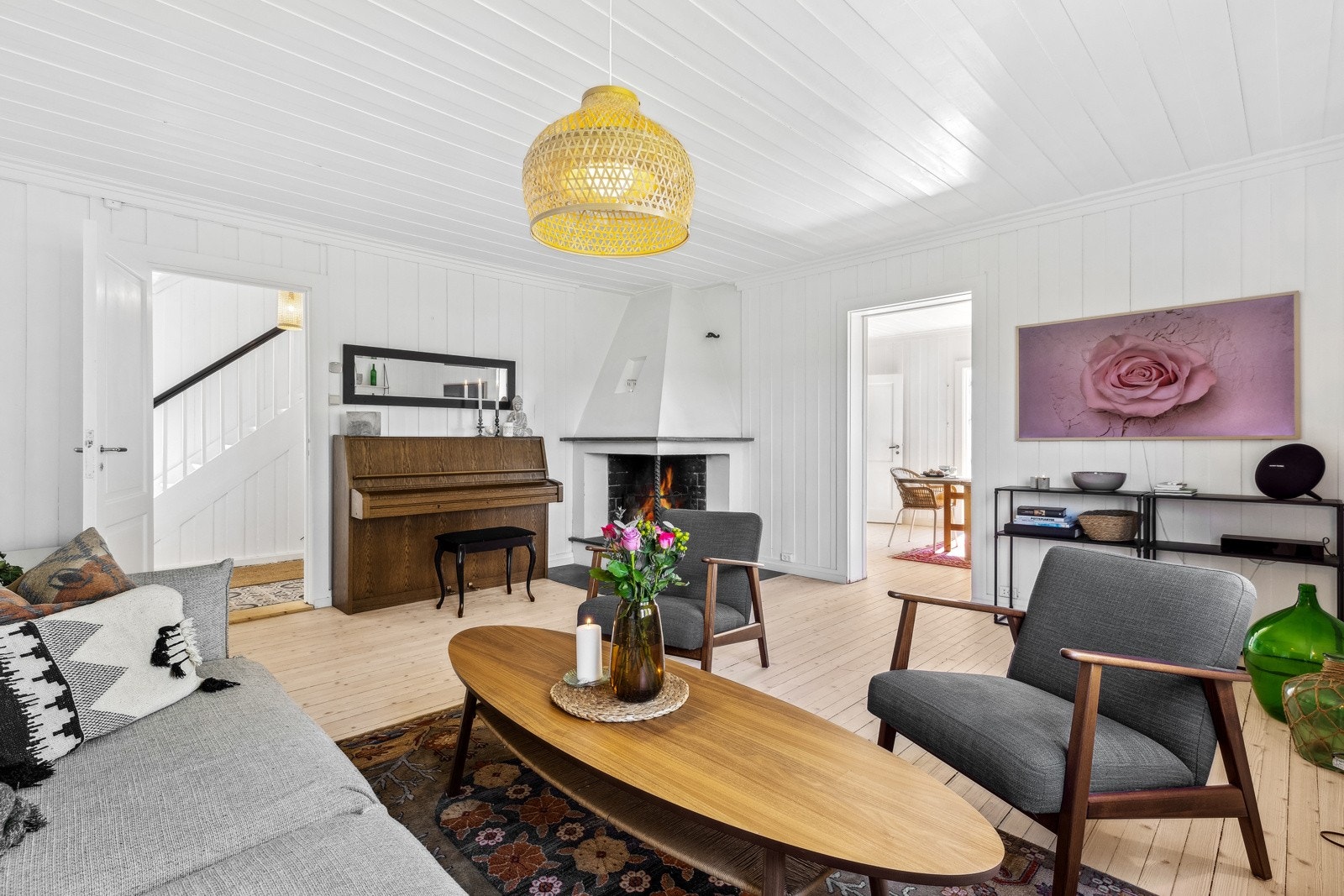 Boligen har stue, finstue, spisestue og kjøkken i 1.etasje. I tillegg til vinterhage, bod og garasje på bakkeplan. Galleribilde