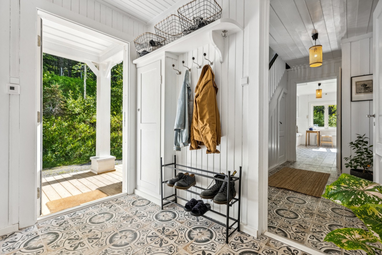 Innbydene og romslig entrè, med god plass til yttertøy. Galleribilde