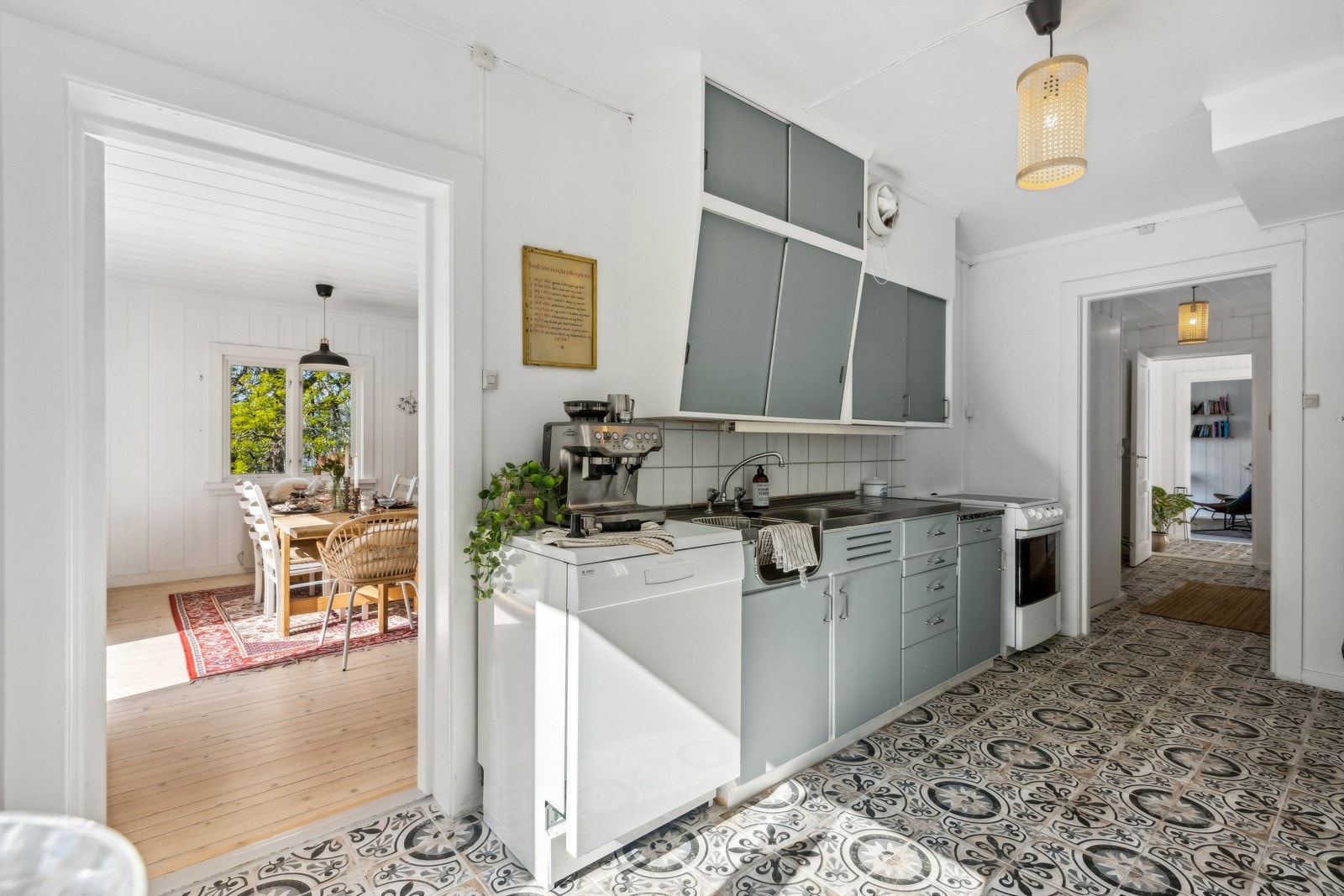 Kjøkkenet er utstyrt med fliser på gulvet. Galleribilde