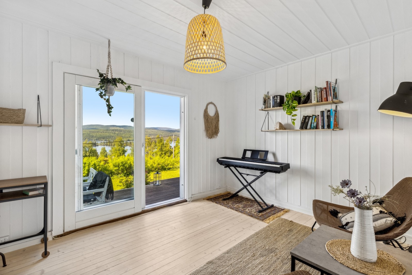 Boligen har et fantastisk utsyn mot innsjøen, Øyangen. Galleribilde