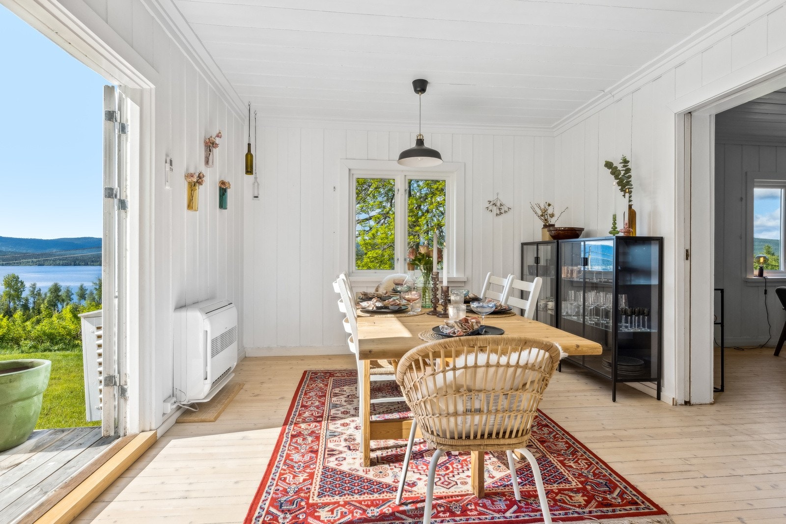 Boligen har en egen spisestue, med utgang til uteområde. Galleribilde