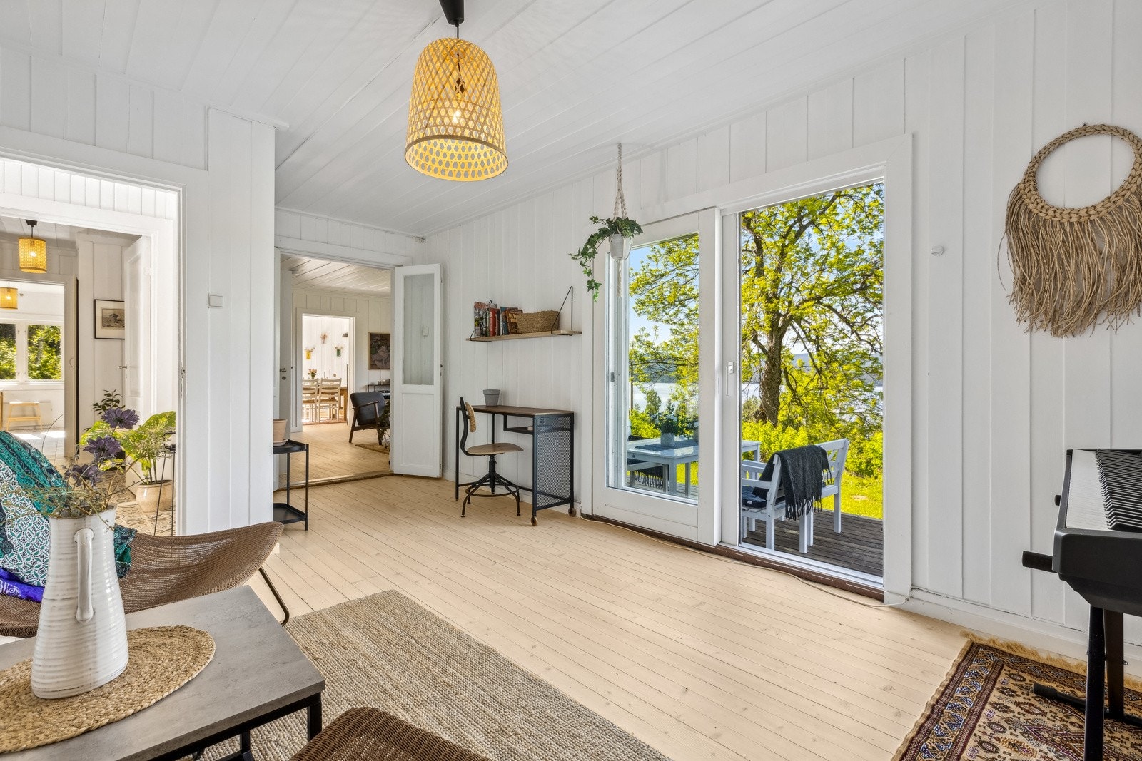 Fra stuen er det utgang til en flott terrasse, som strekker seg rundt hjørnet på boligen. Galleribilde