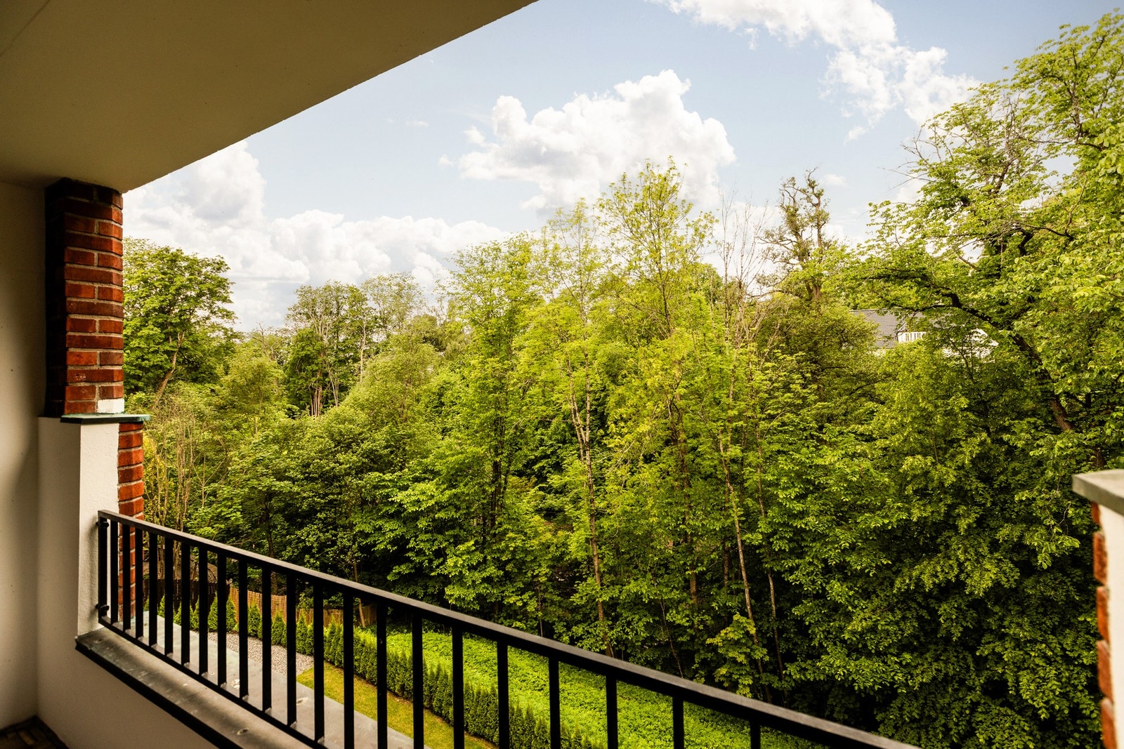 Velkommen ut til boligens andre balkong. Balkongen vender mot de samme grønne omgivelsene som balkongen ut fra stuen. Galleribilde
