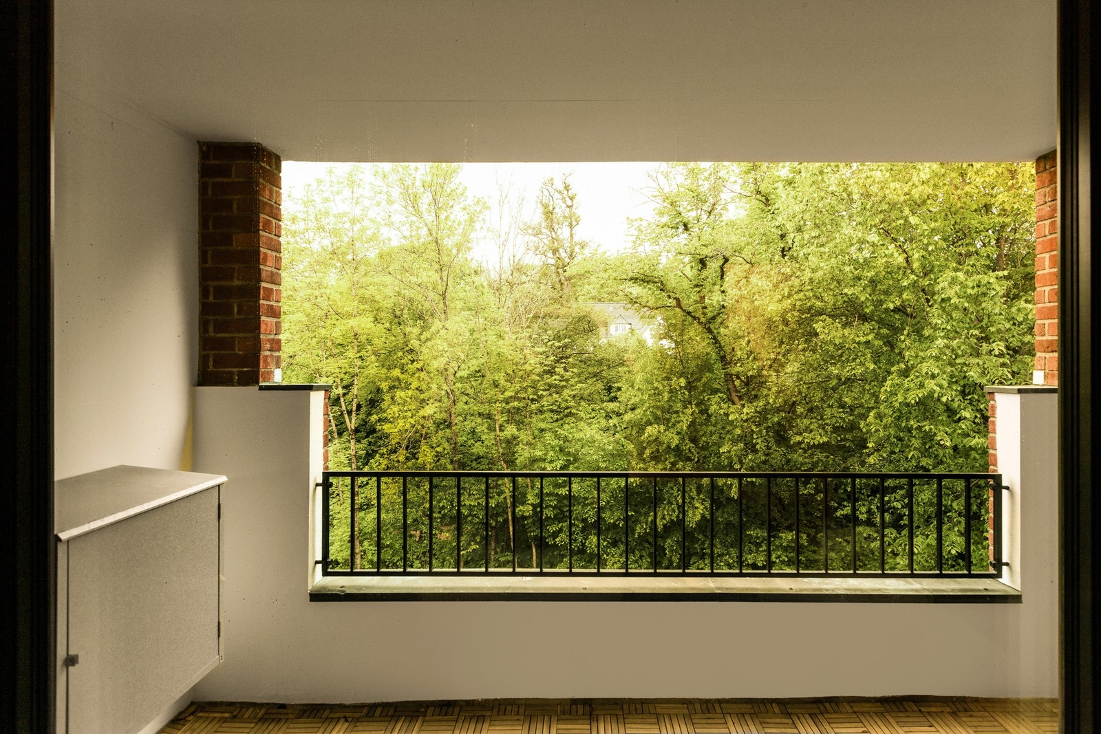 Fra stuen er det utgang til balkong med grønt og frodig utsyn. Galleribilde
