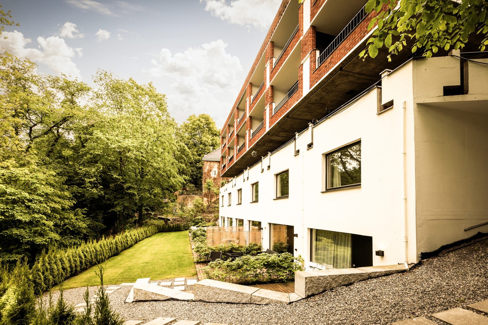 Velkommen til Halvdan Svartes gate 46! Boligen er renovert og svært påkostet med bl.a. snekkerbygd kjøkken og garderober, nye vinduer/trapper/dører, nytt elektrisk- og røranlegg m.m. Galleribilde