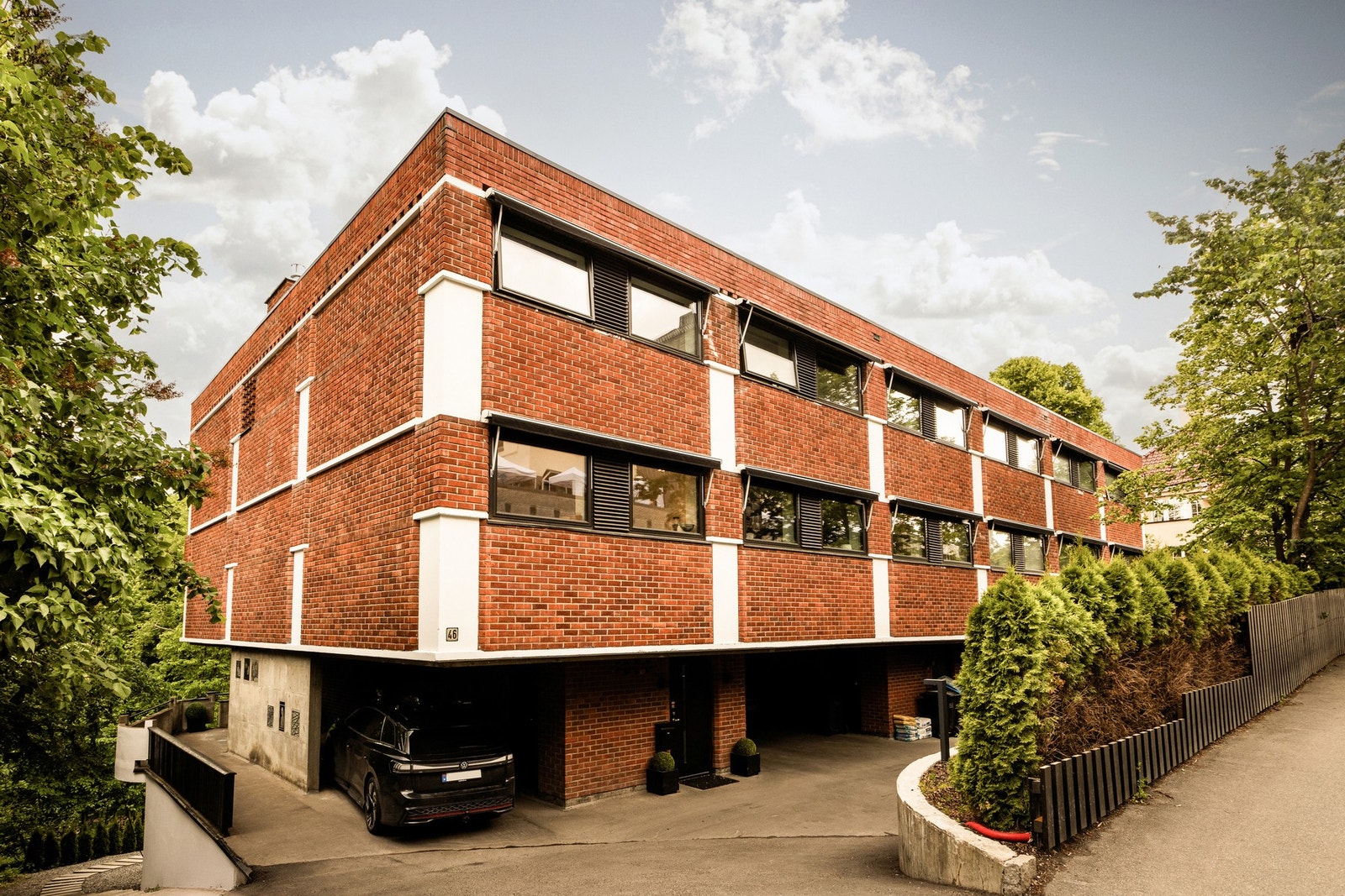 Det er totalt 6 boliger i gården og det er utarbeidet en felles, tinglyst vedlikeholdsavtale på tvers av boligene. Galleribilde