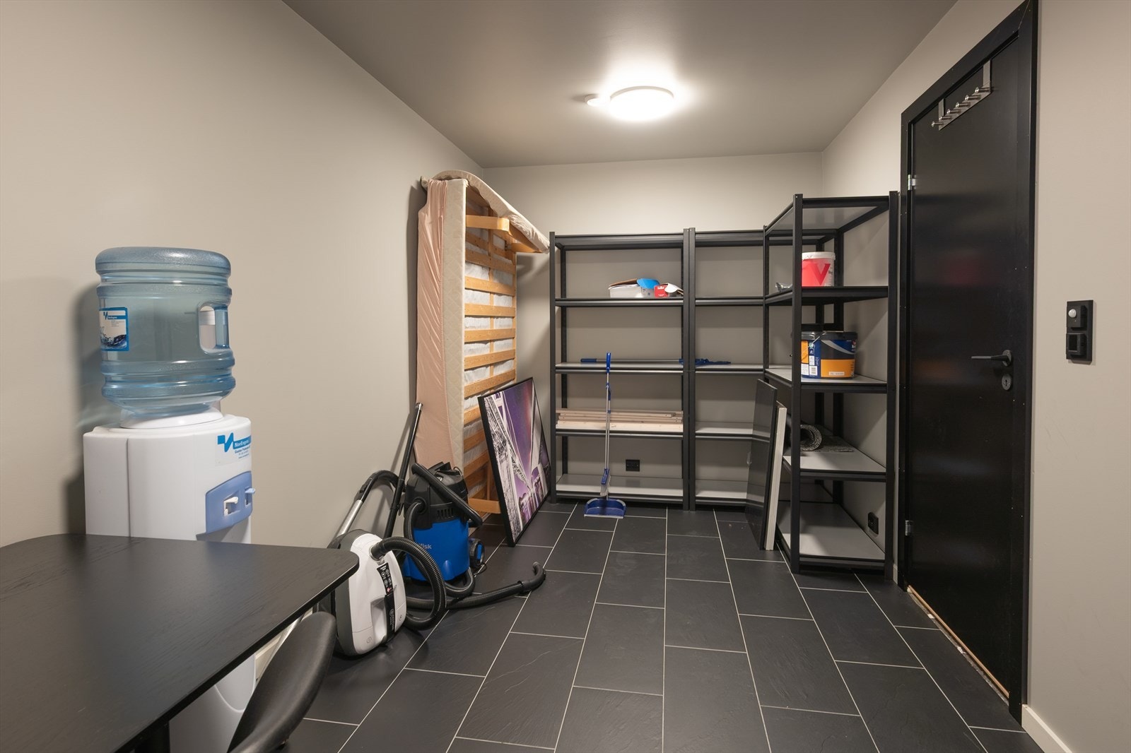 Romslig bod med egen inngang Galleribilde