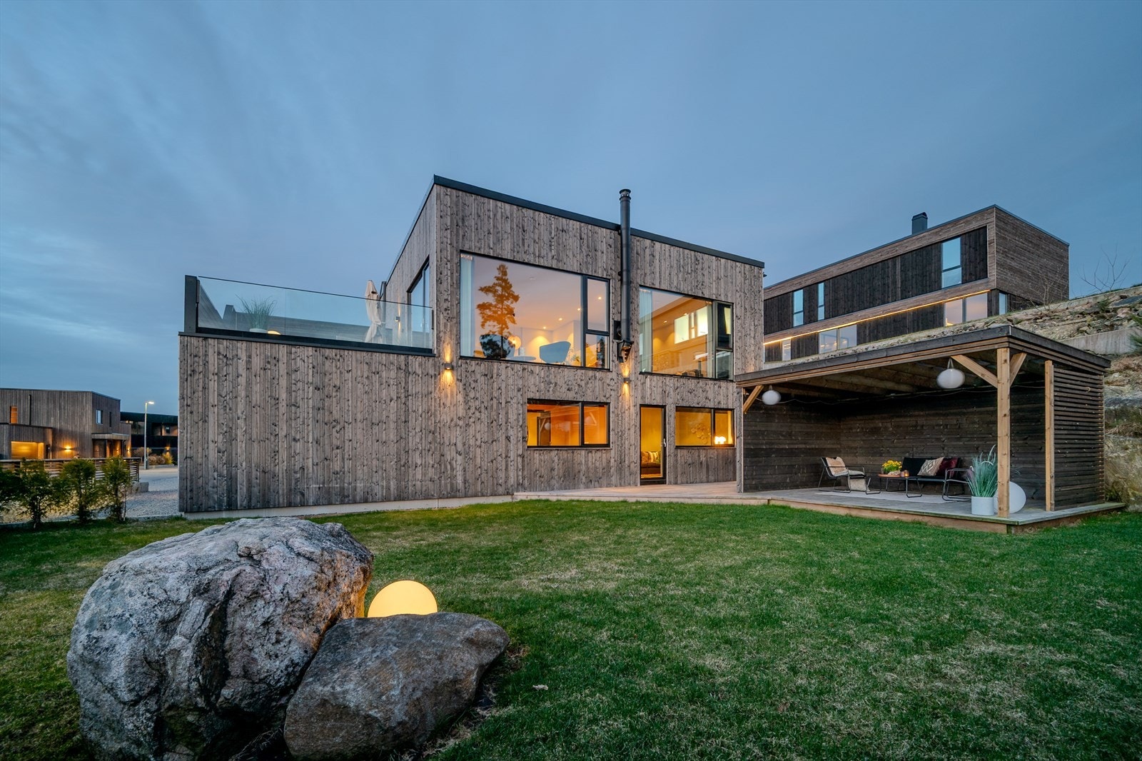 Moderne familiebolig med påkostet materialvalg og standard Galleribilde