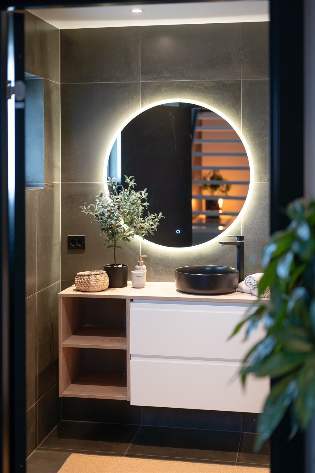 Moderne innredning og speil med integrert LED-lys Galleribilde