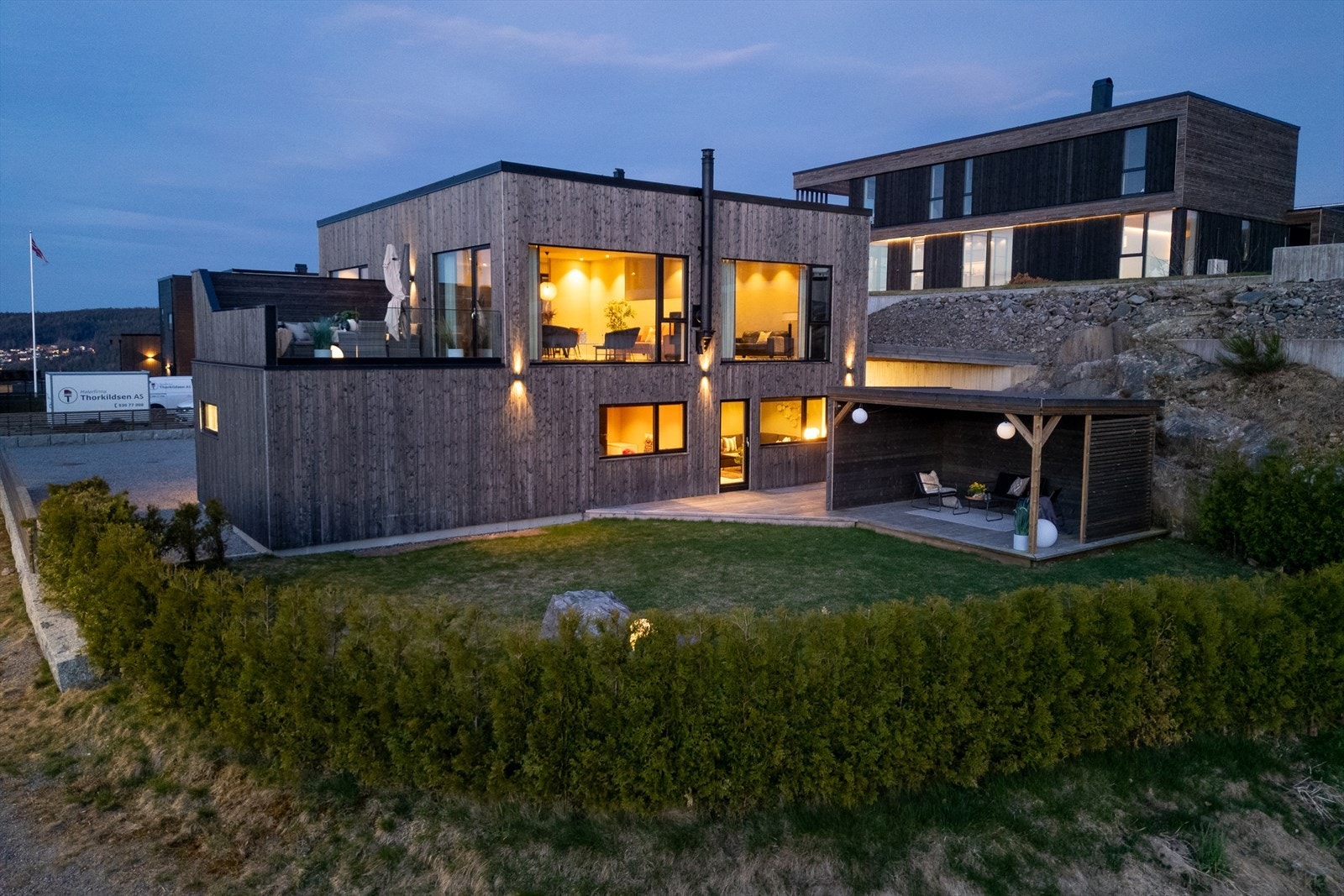 Flat, lettstelt hage innrammet med hekk Galleribilde