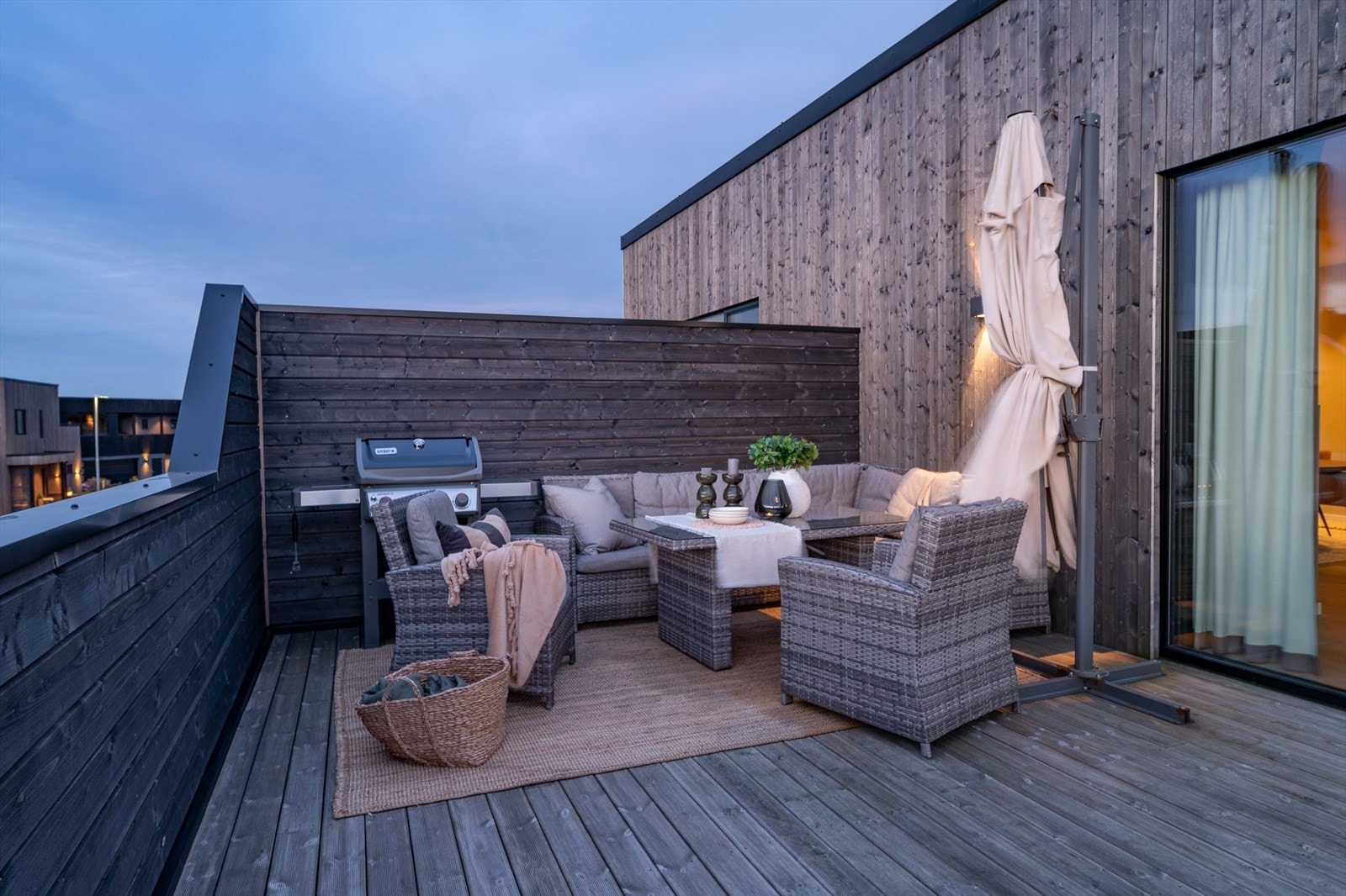 Vestvendt takterrasse på 25 m² utenfor stuen Galleribilde