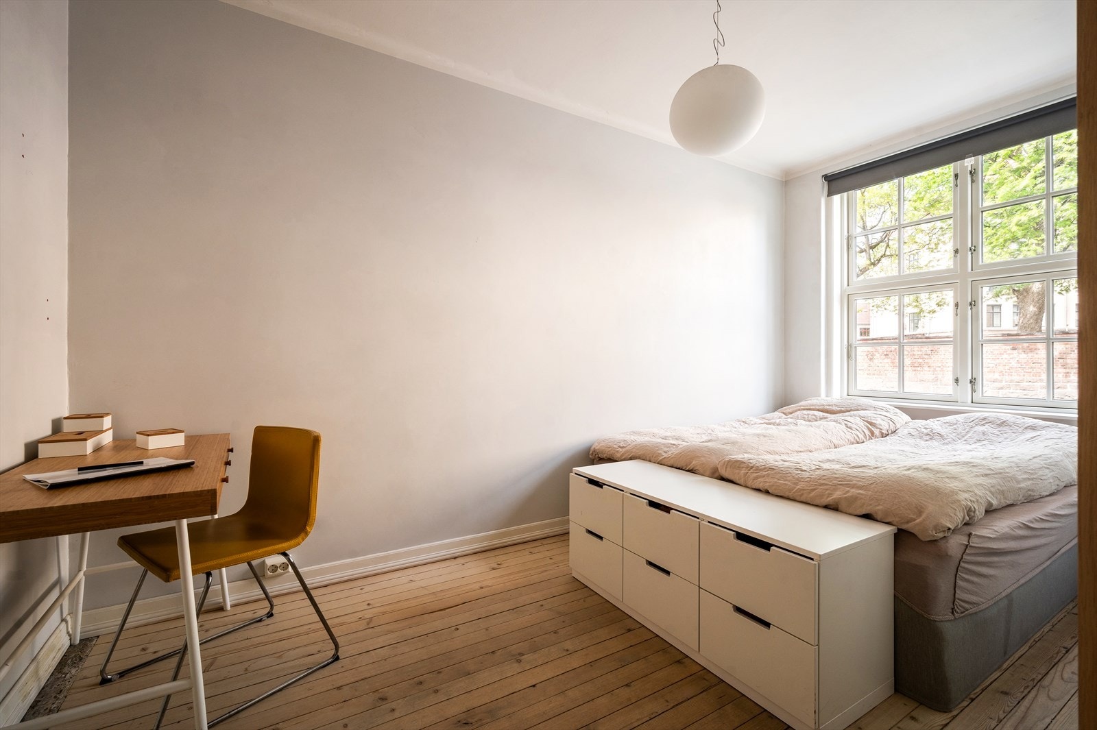 Romslig soverom med god plass til dobbeltseng, nattbord og skrivepult. Galleribilde