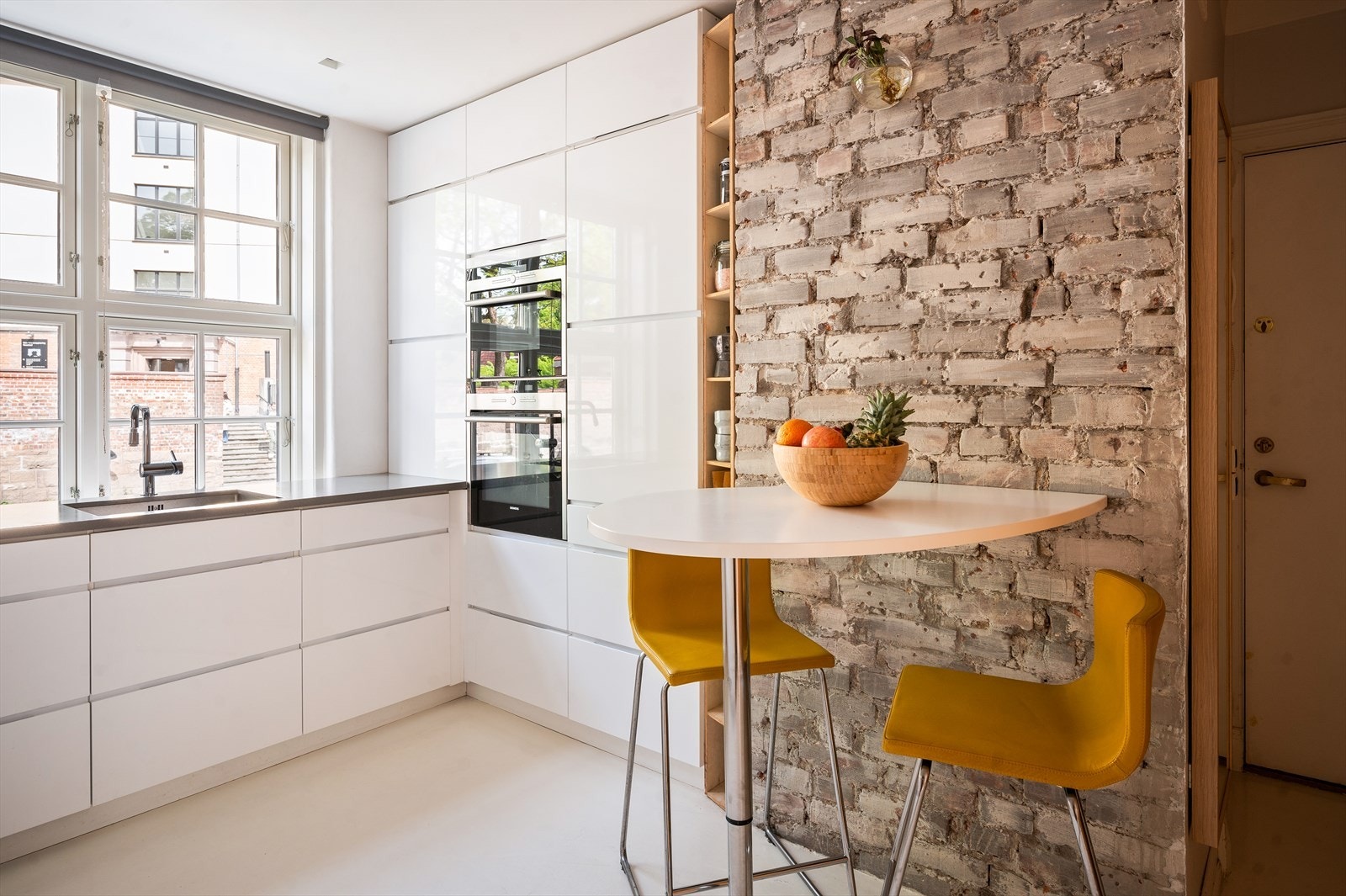 Det er også montert et praktisk spisebord - perfekt til frokost eller en kopp kaffe. Galleribilde