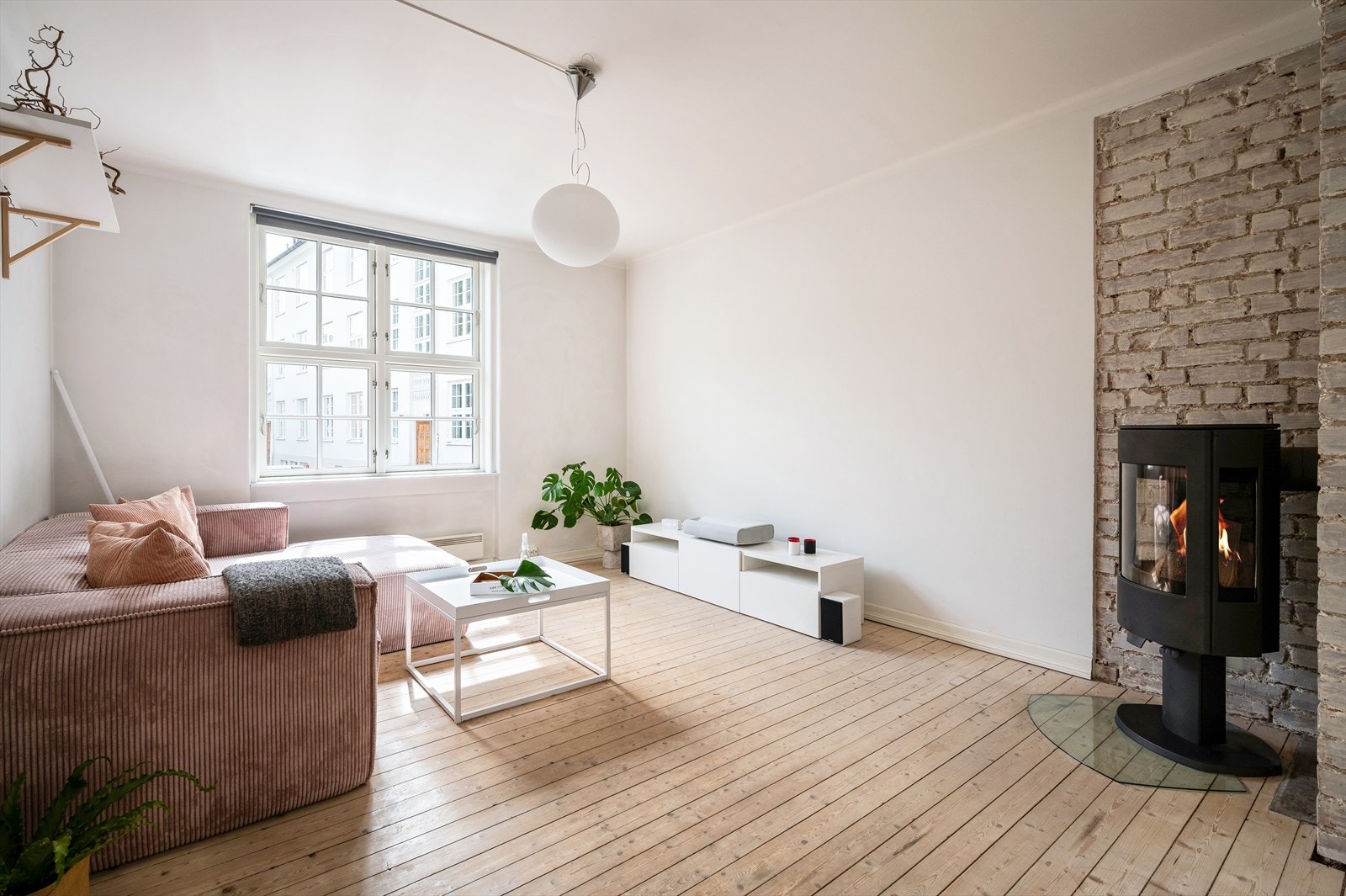 Stuen har nøytrale overflater og rommets utforming gjør det enkelt å møblere etter behov. Galleribilde