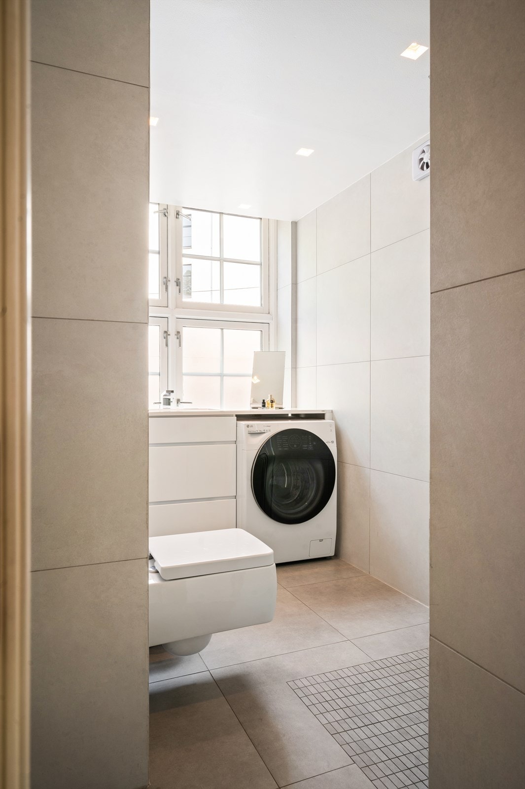 Stilrent og helfliset bad med elektrisk gulvvarme og downlights i himling. Galleribilde