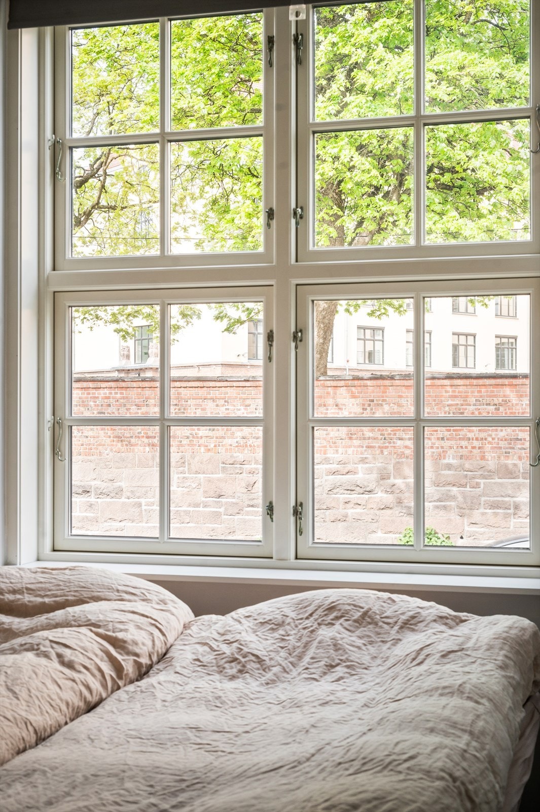 Store vinduer gir rikelig med dagslys og god ventilasjonsmulighet. Galleribilde