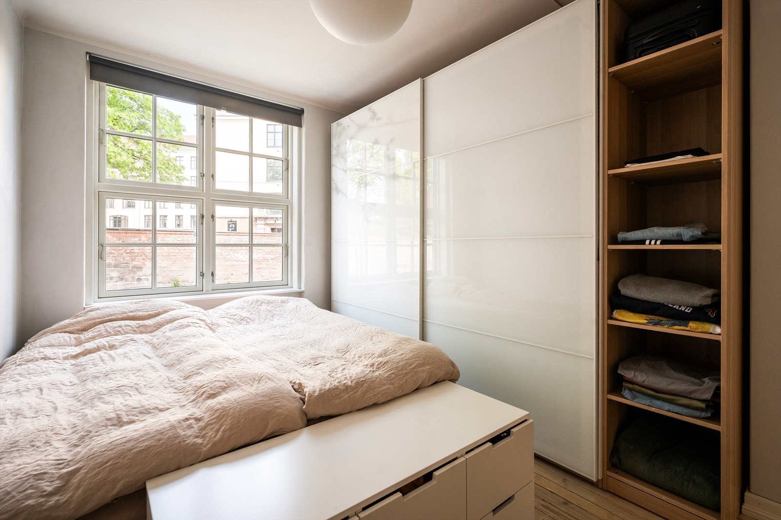 Tregulv, nøytrale farger og god takhøyde skaper et behagelig og luftig inntrykk. Galleribilde