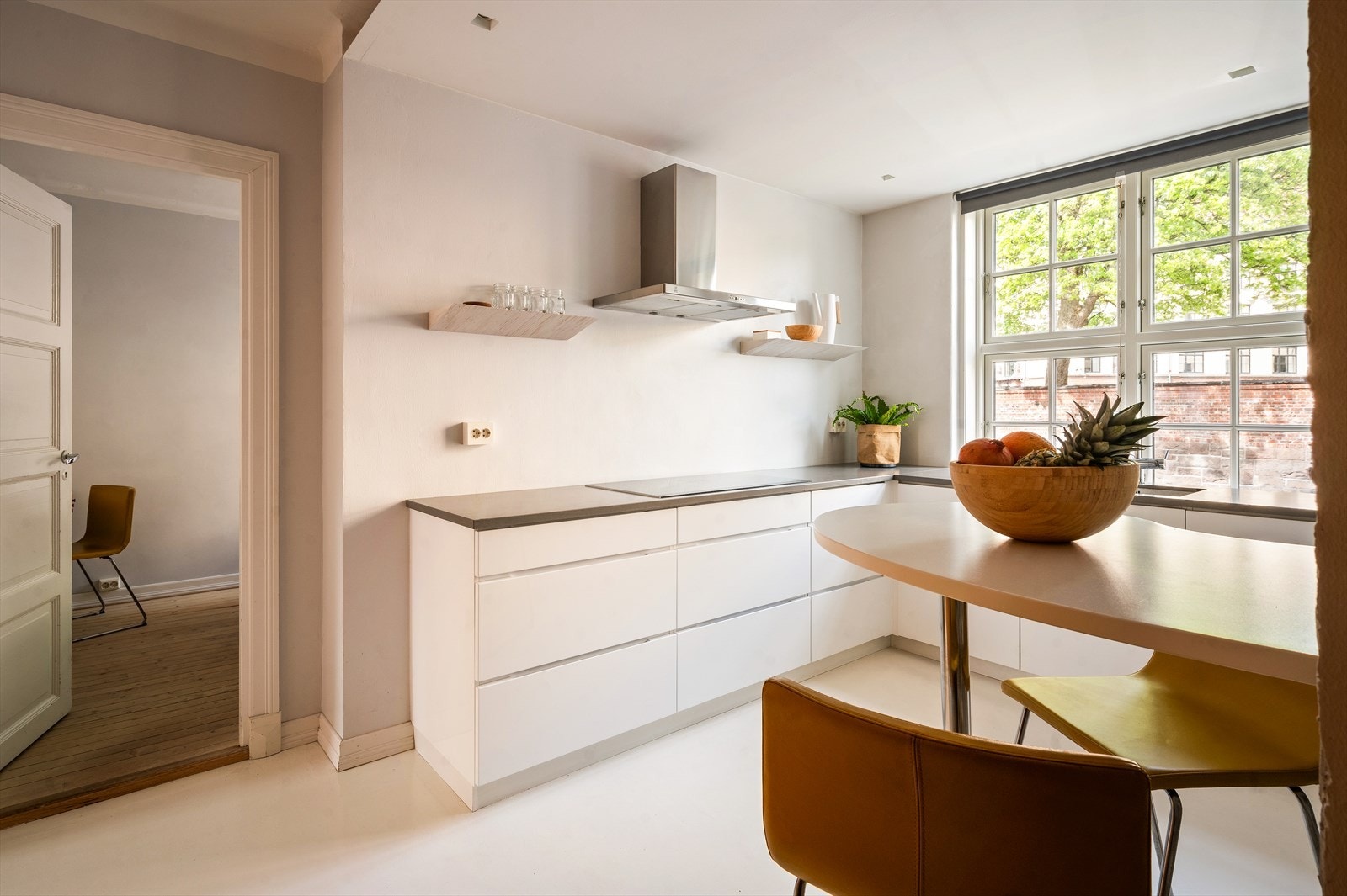 Kjøkkenet har epoxybelegg på gulv, elektrisk gulvvarme og downlights i himling. Galleribilde