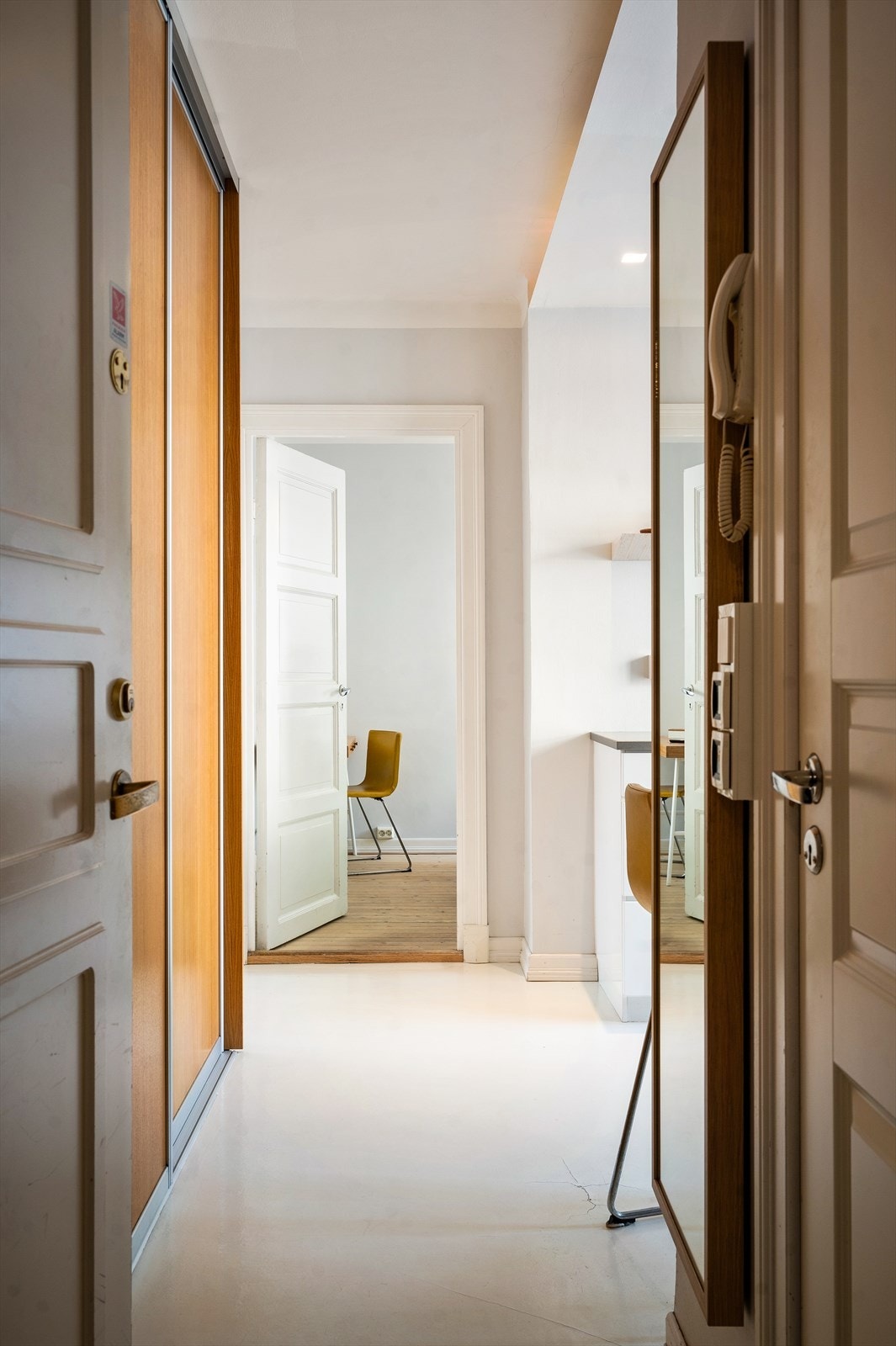 Praktisk entré med god oppbevaringsplass i stor skyvedørsgarderobe. Galleribilde