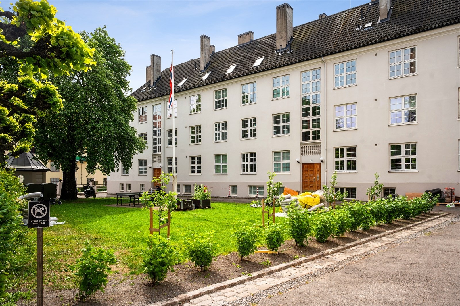 Dette er en lys og gjennomgående 2-roms leilighet, beliggende i et trivelig borettslag med fine uteområder. Galleribilde