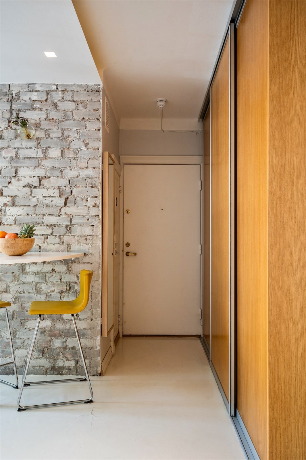 Her er det plass til yttertøy, sko og personlige eiendeler, og dørtelefon med åpner er plassert lett tilgjengelig ved inngangsdøren. Galleribilde