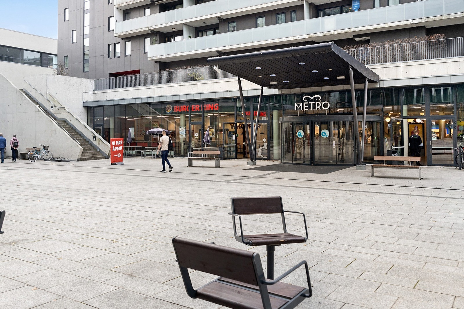 Metro senter med et rikt utvalg av butikker er i nærheten. Galleribilde