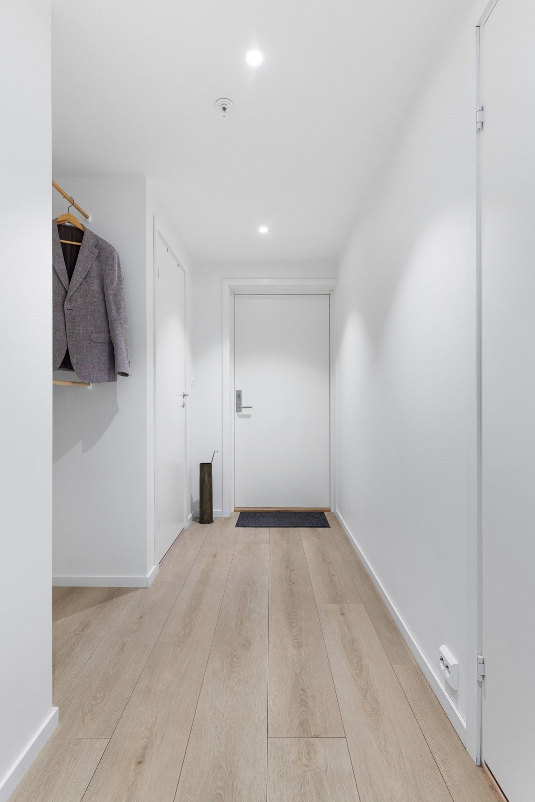 Hyggelig inngangsparti med god plass til å henge fra seg skor og yttertøy. Galleribilde