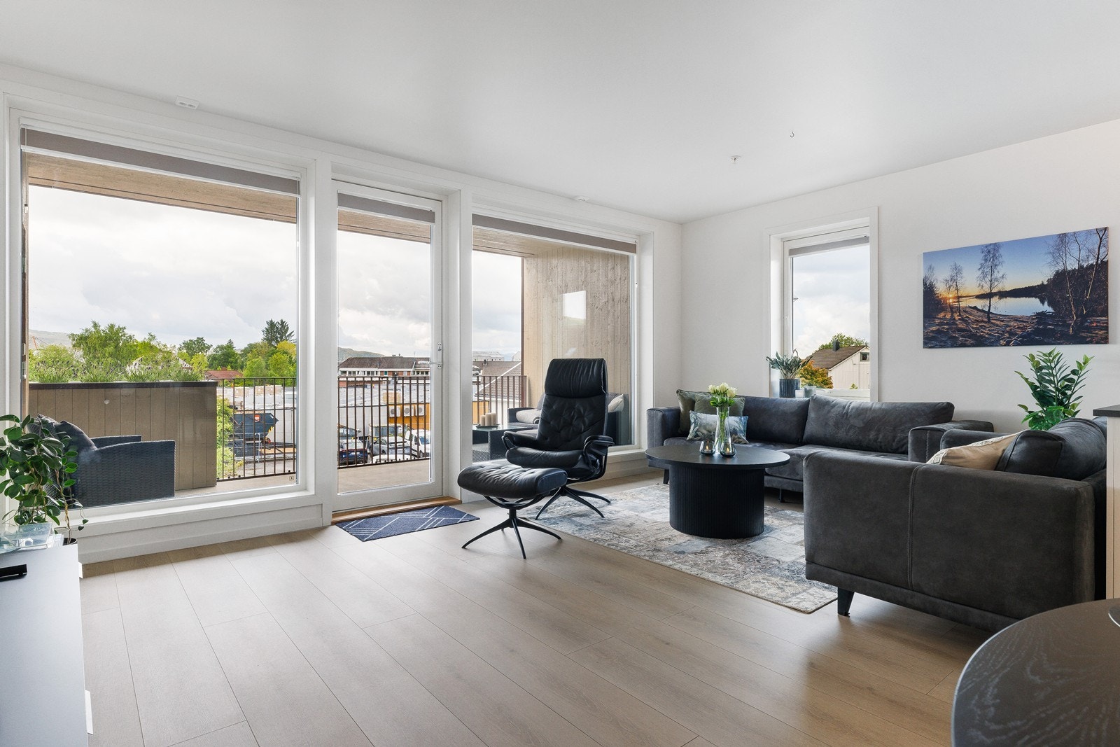 Stuen har flere vindusflater som slipper inn naturlig lys og gir en fantastisk romfølelse! Galleribilde