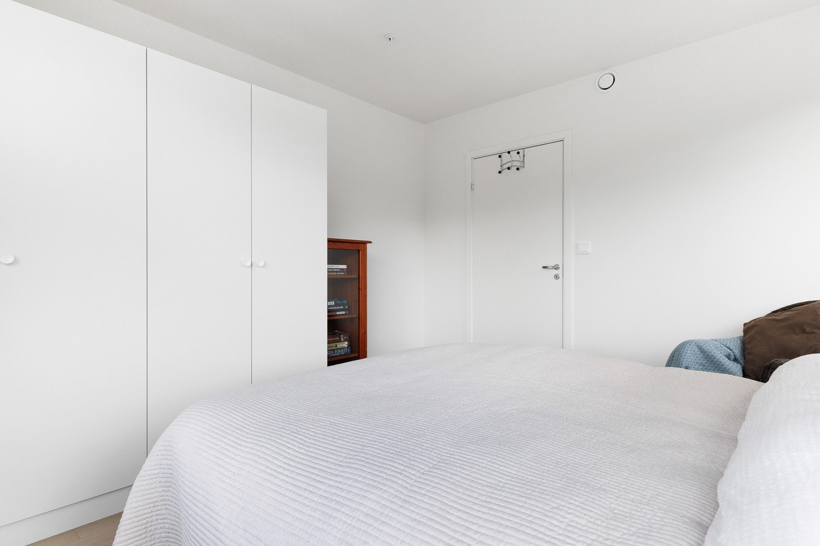 Begge soverommene har god plass til ønsket møblement. Galleribilde