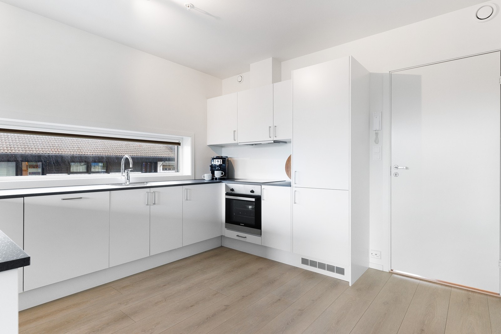 Flott kjøkken som er praktisk utformet med god benke- og skapplass. Galleribilde