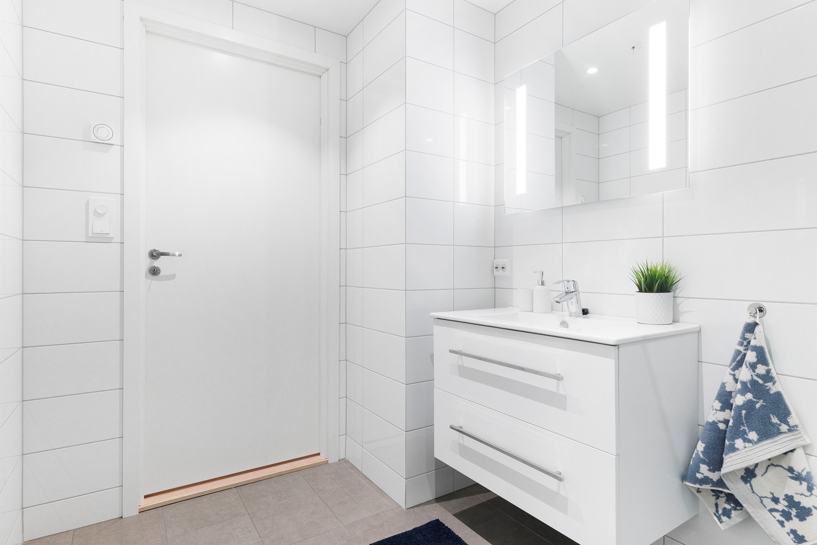 Rommet har innredning med nedfelt servant, veggmontert toalett og dusjdører. Galleribilde