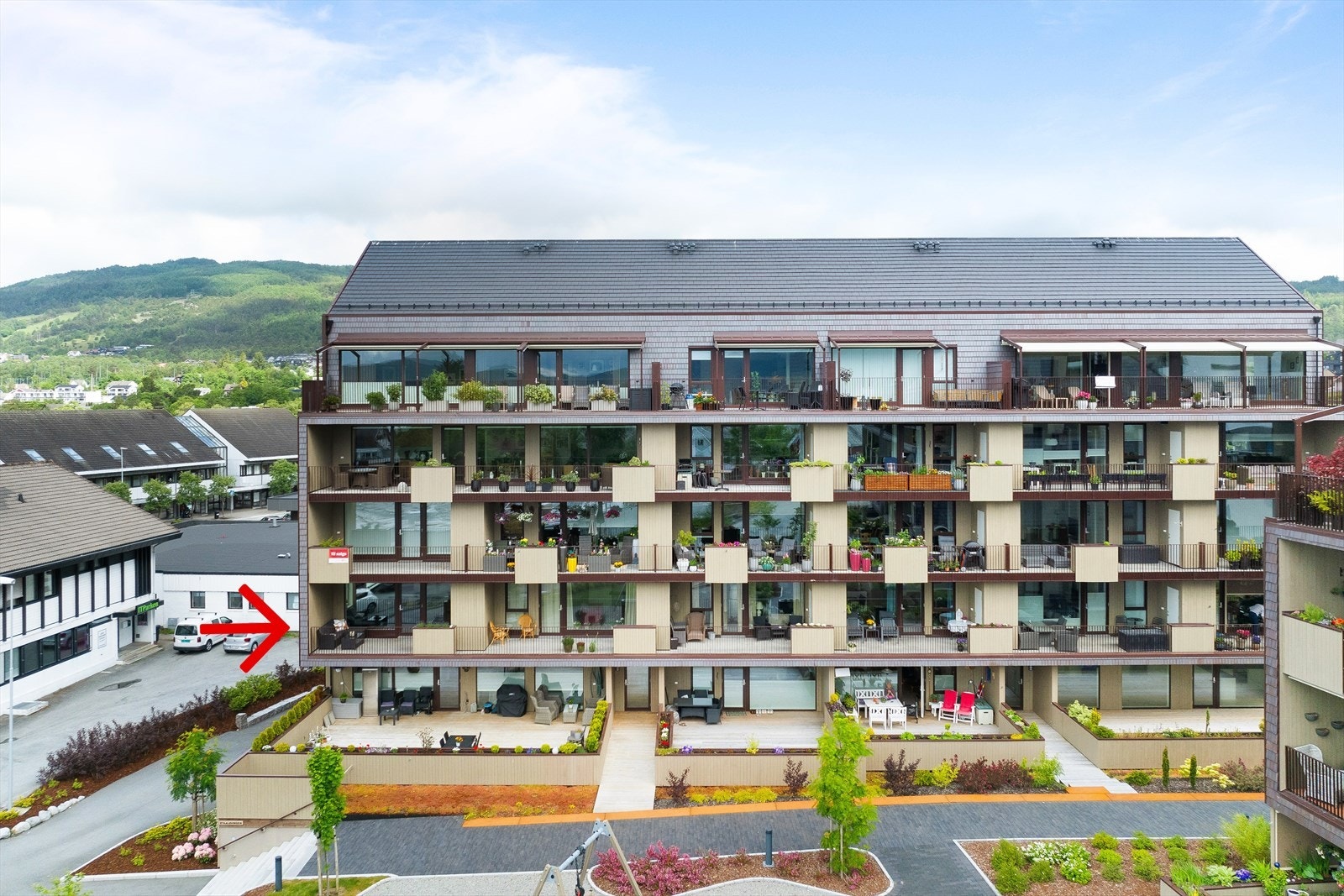 Innen få minutters gange finner du et variert tilbud av butikker, kafeer, bakeri, spisesteder, helsesenter, offentlig transport og flotte rekreasjonsområder. Galleribilde