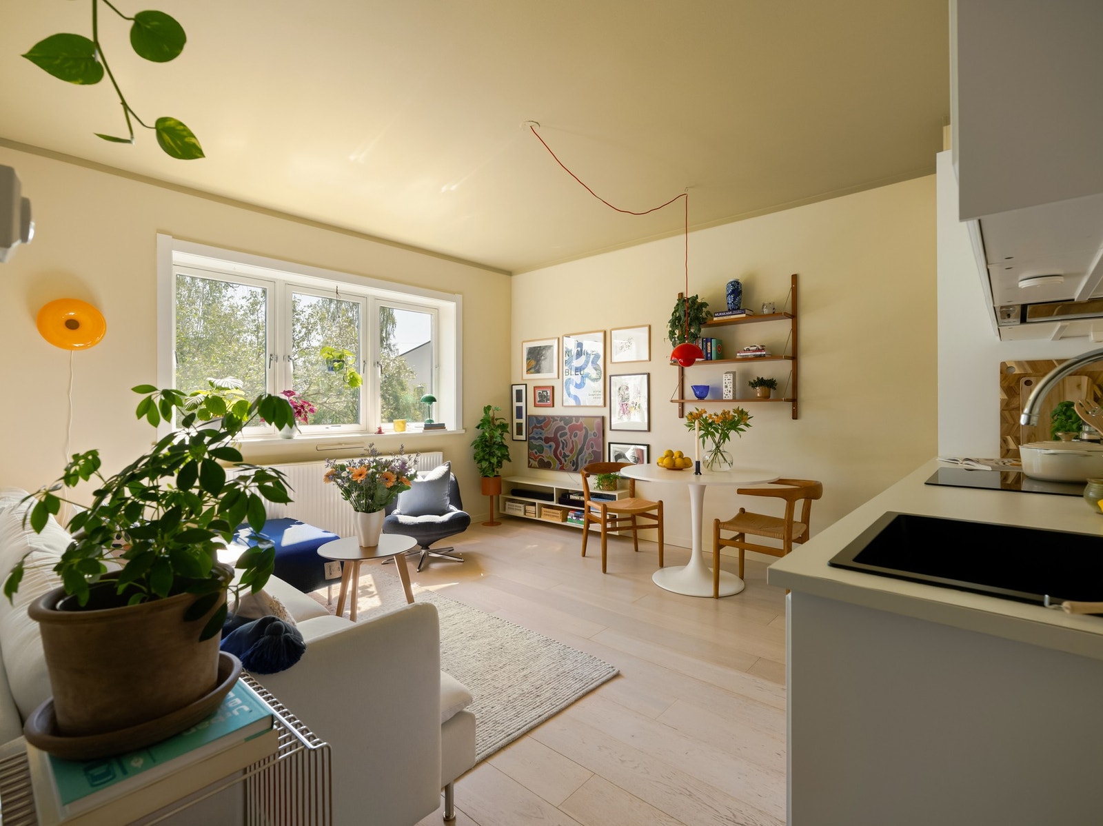 Sosial planløsning, med plass til både sofagruppe og spisebord. Galleribilde