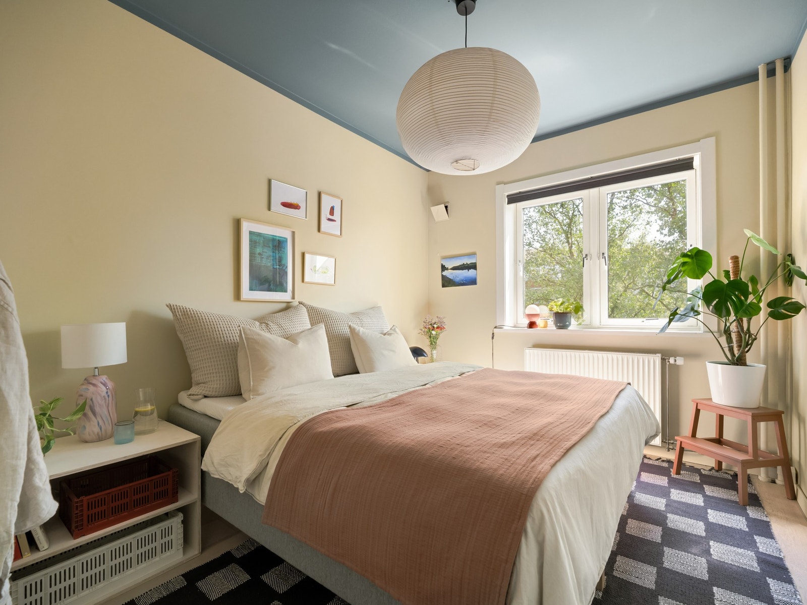 Herlig og luftig soverom. Senga her er 180 cm bred. Galleribilde