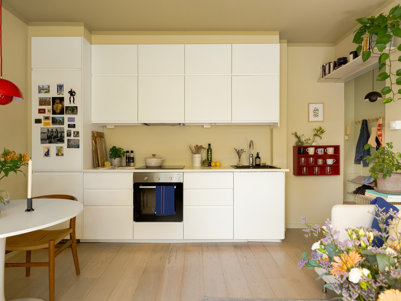 Kjøkkenet ble flyttet inn i stua i 2016. I samme anledning ble det lagt lys 1-stavsparkett på gulv. Galleribilde